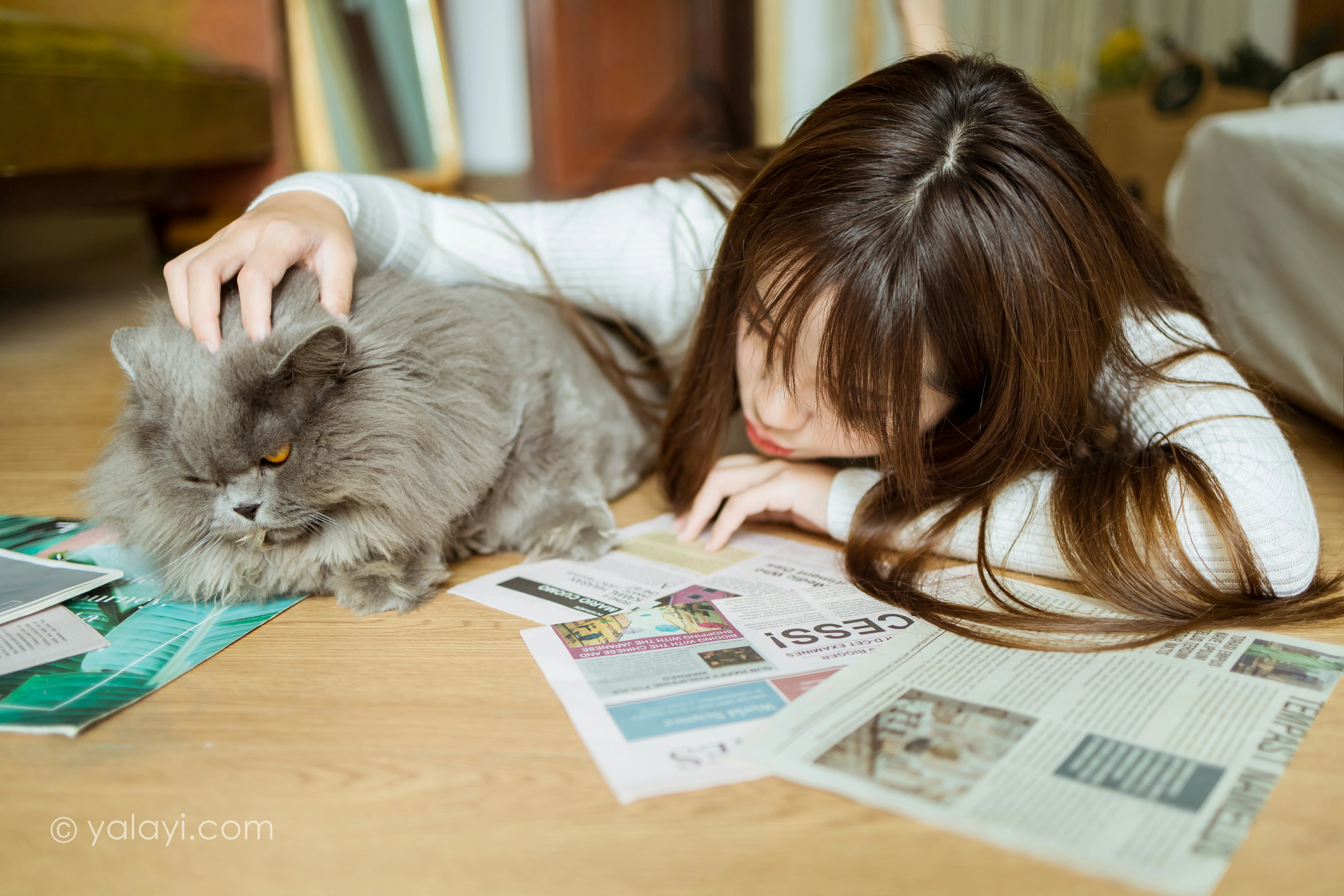 [YALAYI雅拉伊]NO.795 宅女日常 虞艺 白色毛衣加牛仔短裙性感私房写真集第12张