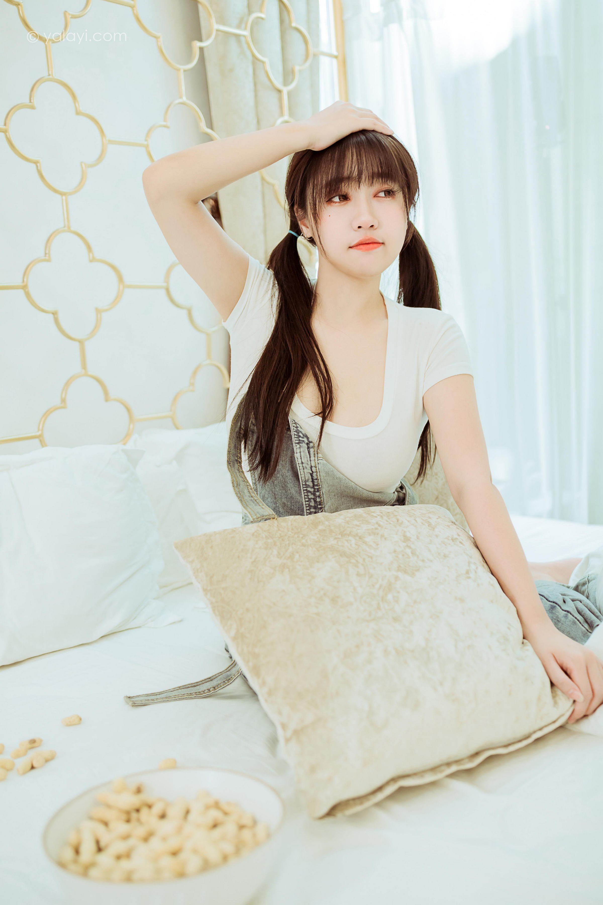 [YALAYI雅拉伊]2022.03.22 开心宅家 虞艺 白色紧身短袖加牛仔背带裤性感写真集第7张