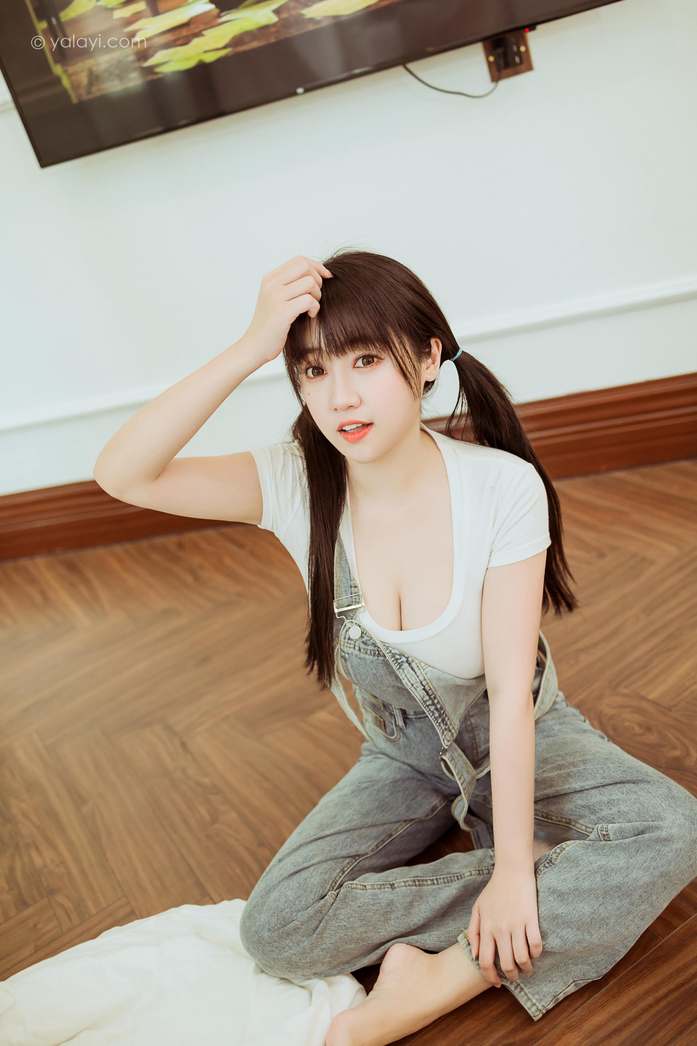 [YALAYI雅拉伊]2022.03.22 开心宅家 虞艺 白色紧身短袖加牛仔背带裤性感写真集第9张