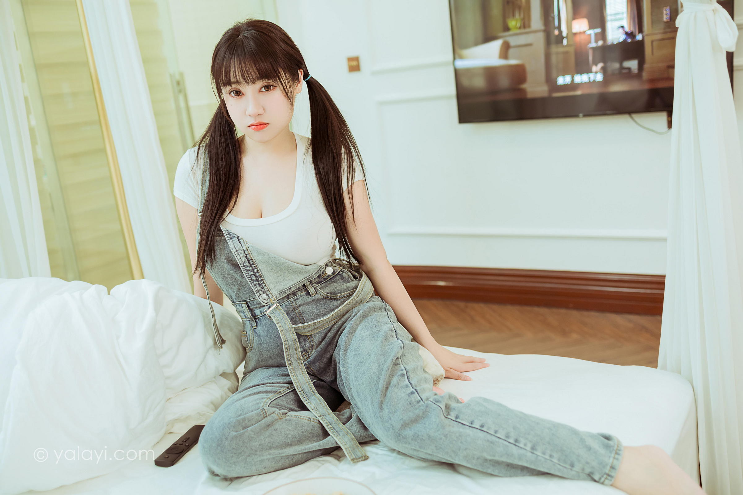 [YALAYI雅拉伊]2022.03.22 开心宅家 虞艺 白色紧身短袖加牛仔背带裤性感写真集第1张