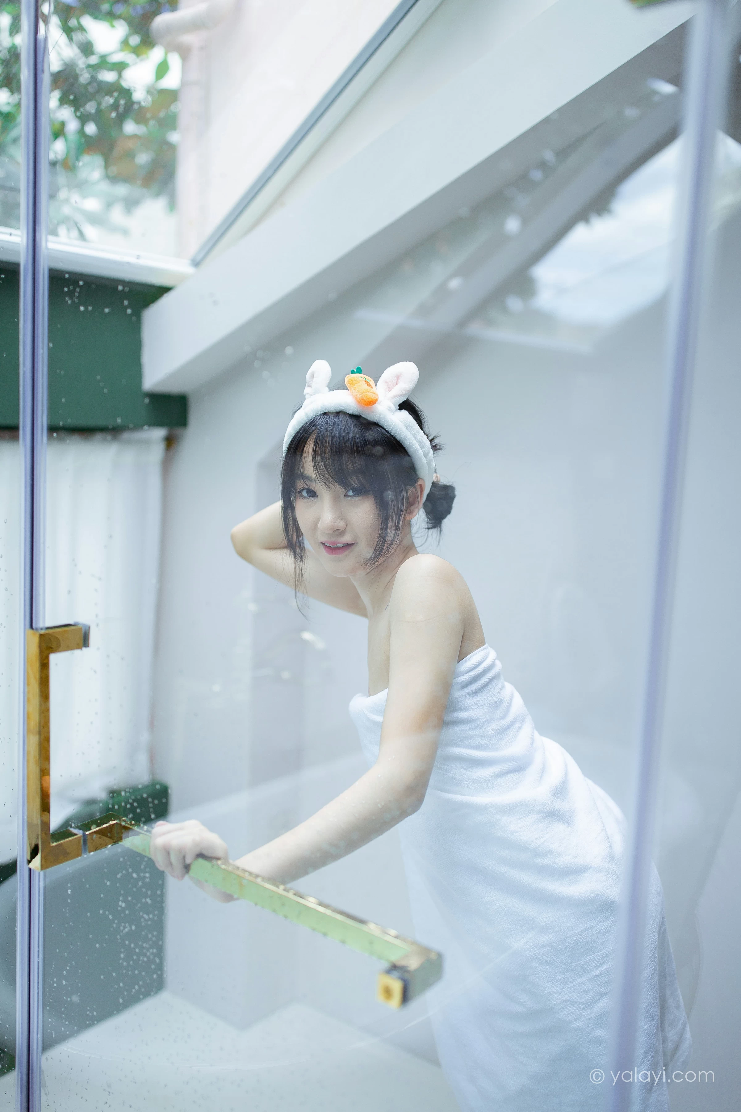 [YALAYI雅拉伊]NO.684 《清凉一夏》 落落 白色浴袍性感私房写真集第5张