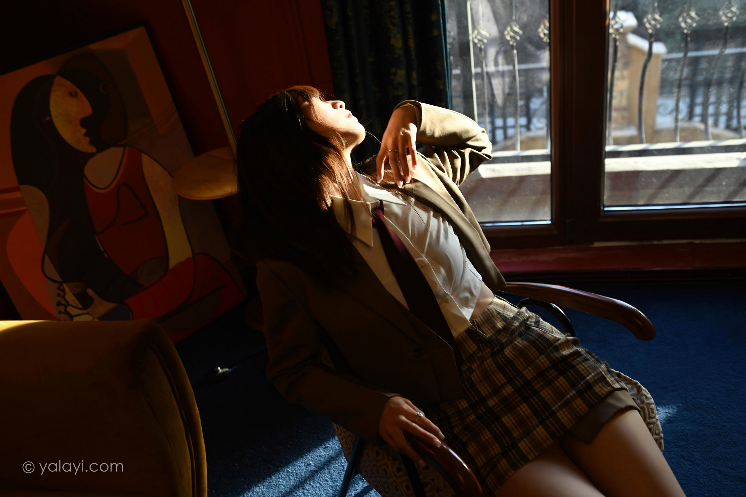 [YALAYI雅拉伊]2022.03.28 我的听众 佳佳 棕色JK制服加格子短裙性感写真集第12张