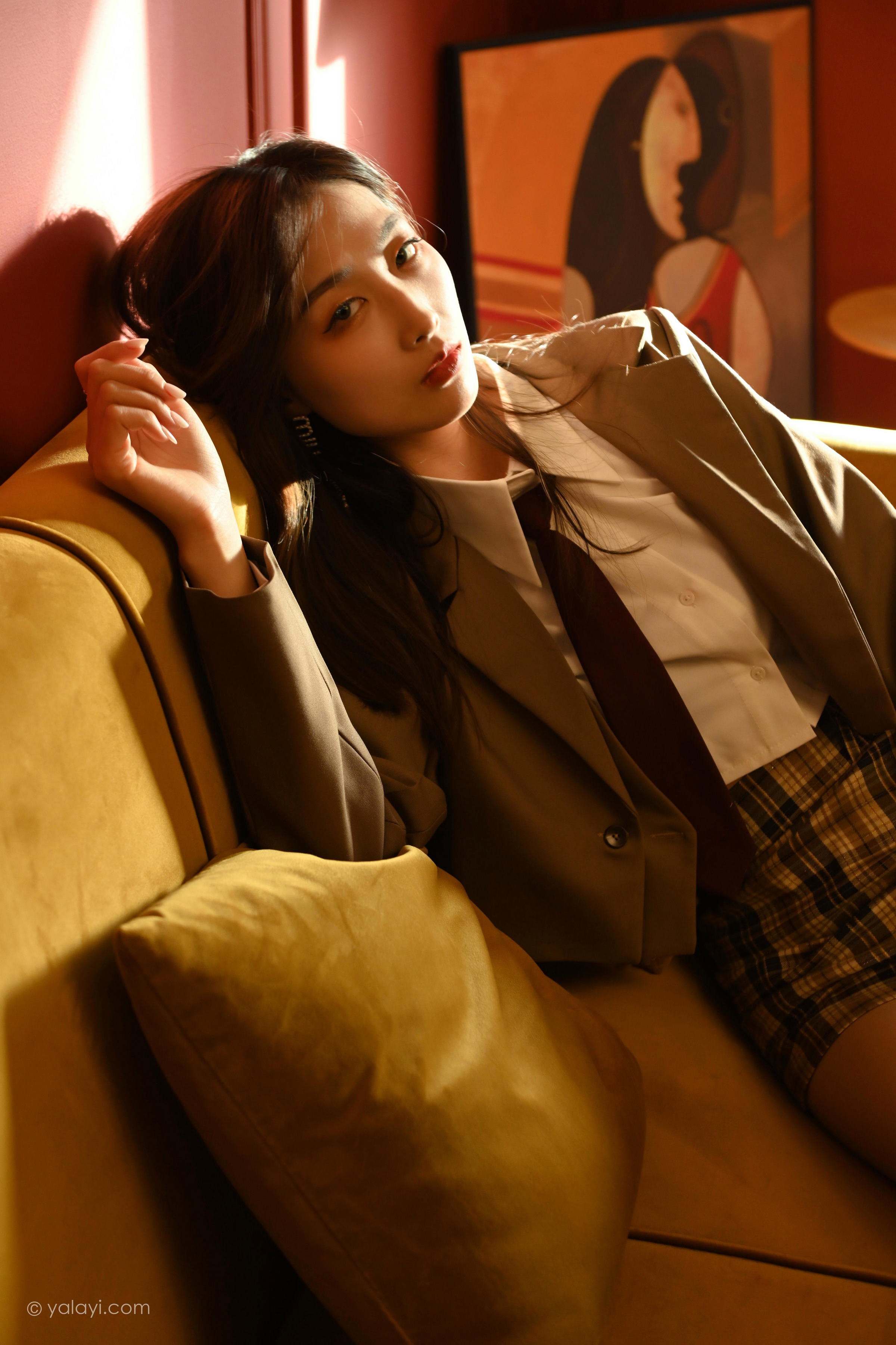 [YALAYI雅拉伊]2022.03.28 我的听众 佳佳 棕色JK制服加格子短裙性感写真集第13张