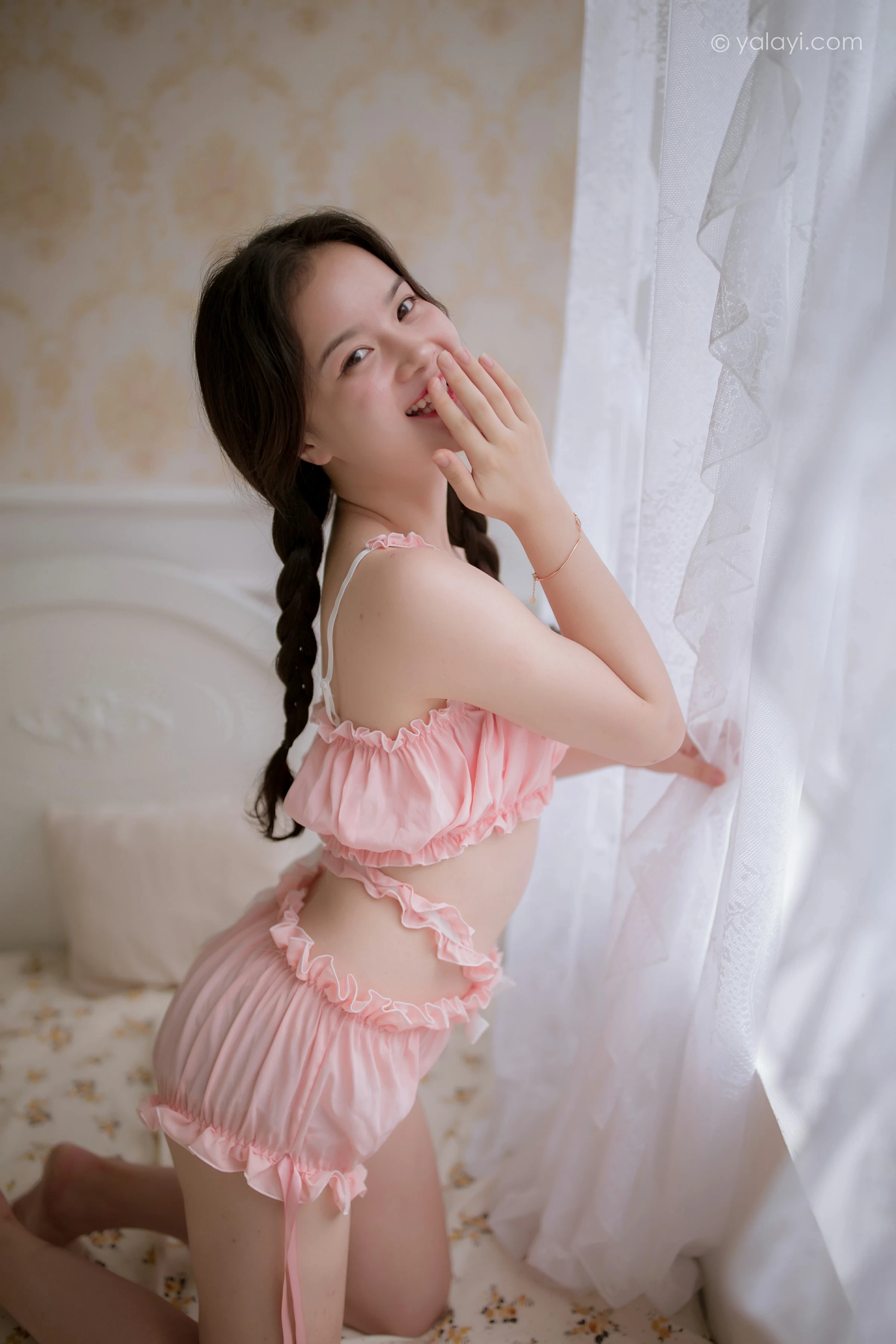 [YALAYI雅拉伊]NO.685 《周末的下午》 珍珠 粉色内衣加短裤与白色比基尼泳装性感私房写真集第4张