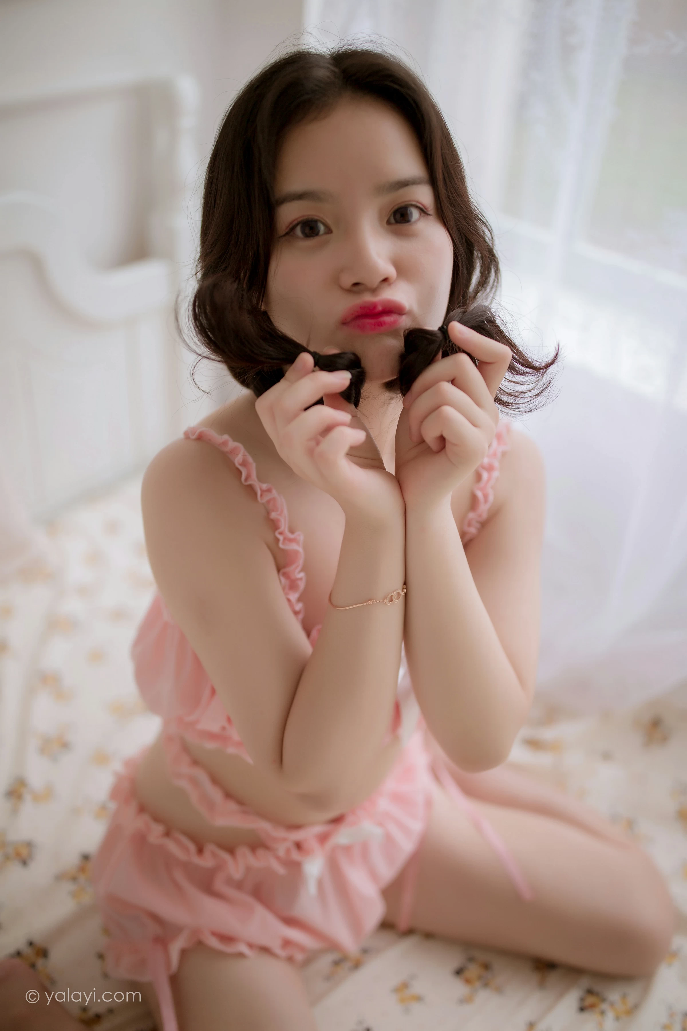 [YALAYI雅拉伊]NO.685 《周末的下午》 珍珠 粉色内衣加短裤与白色比基尼泳装性感私房写真集第5张