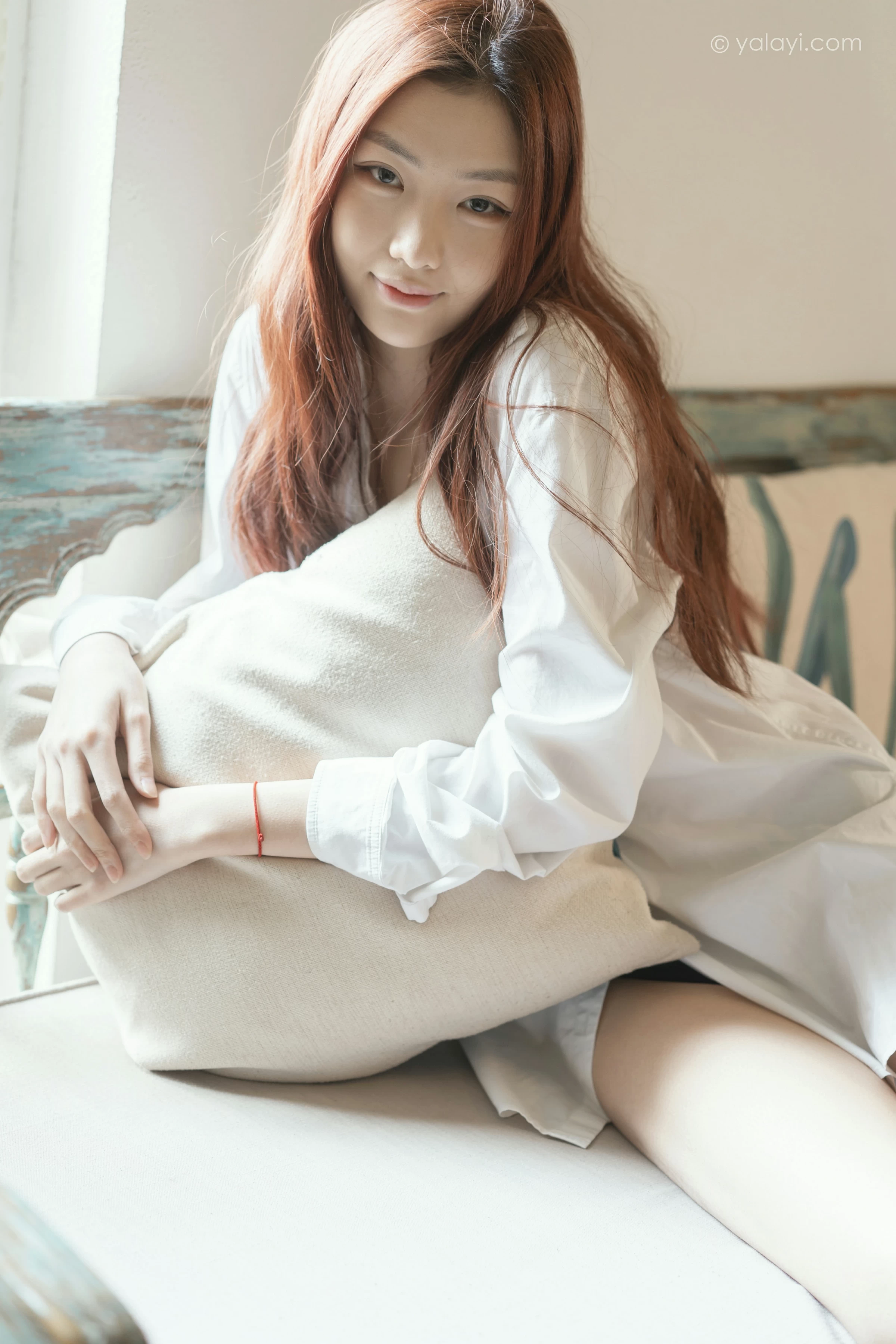 [YALAYI雅拉伊]NO.711 《礼物》 鸭鸭 白色衬衫加黑色内衣性感私房写真集第1张
