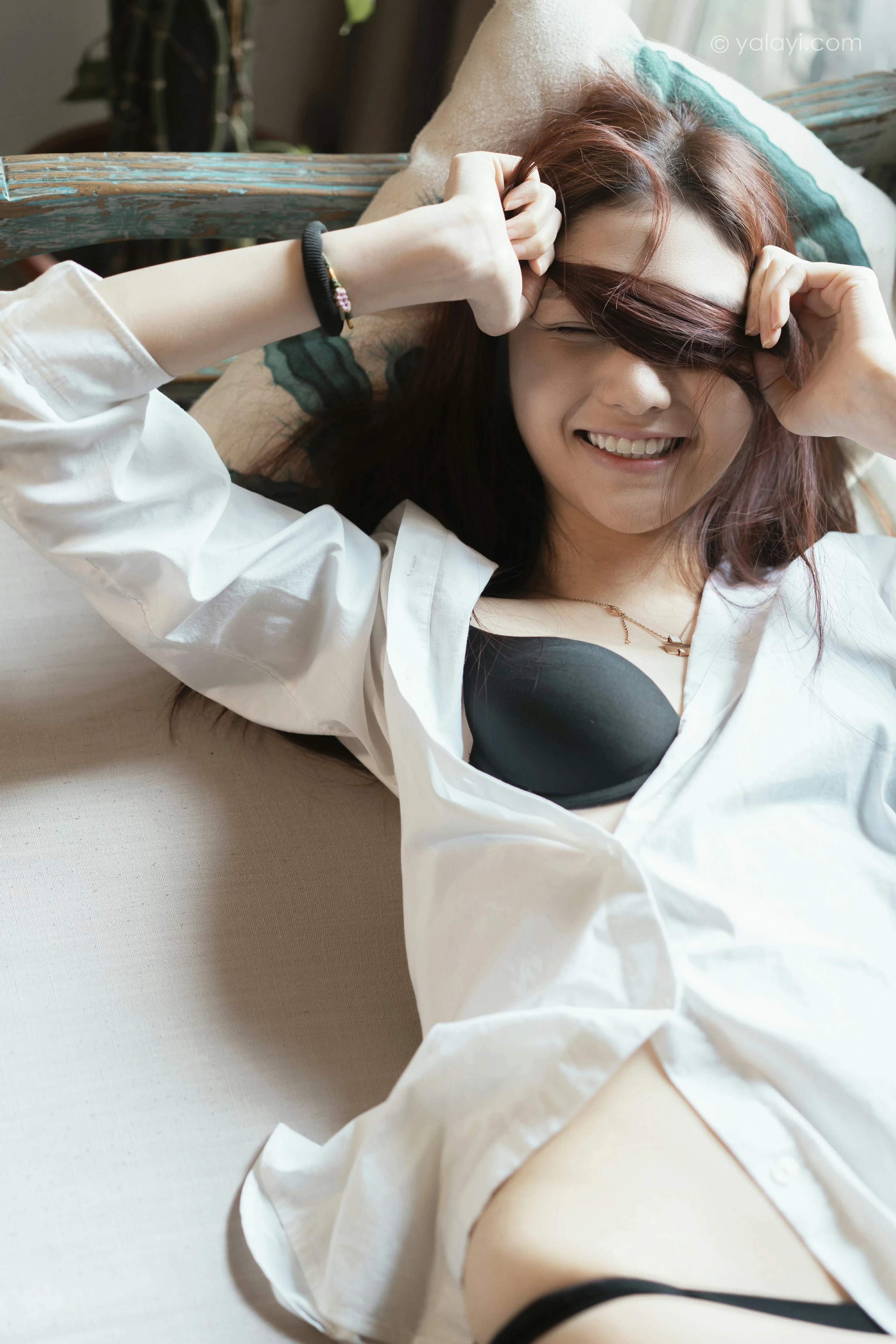 [YALAYI雅拉伊]NO.711 《礼物》 鸭鸭 白色衬衫加黑色内衣性感私房写真集第12张