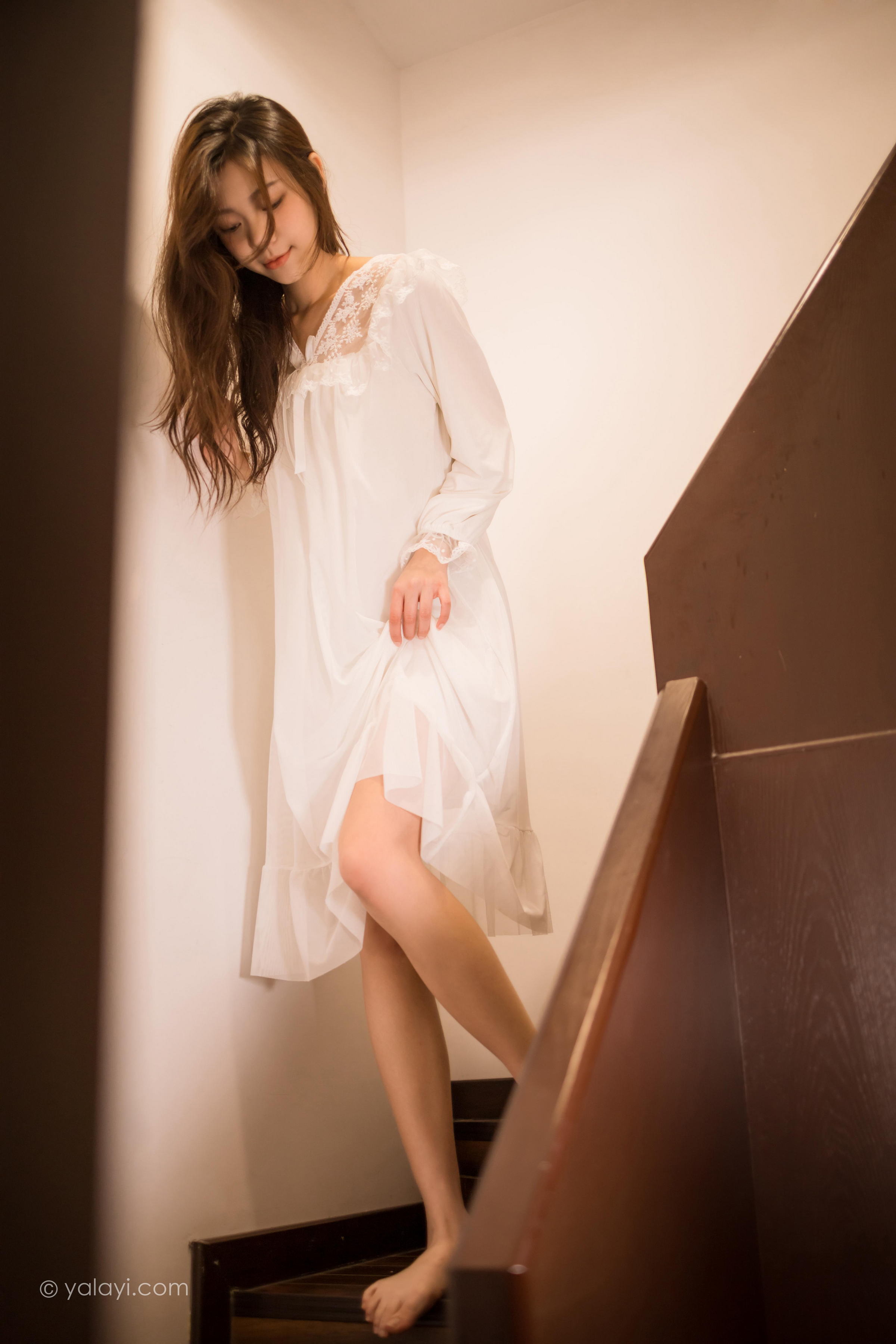 [YALAYI雅拉伊]2022.03.30 阁楼 梓瑶 白色透视睡衣裙性感写真集第12张