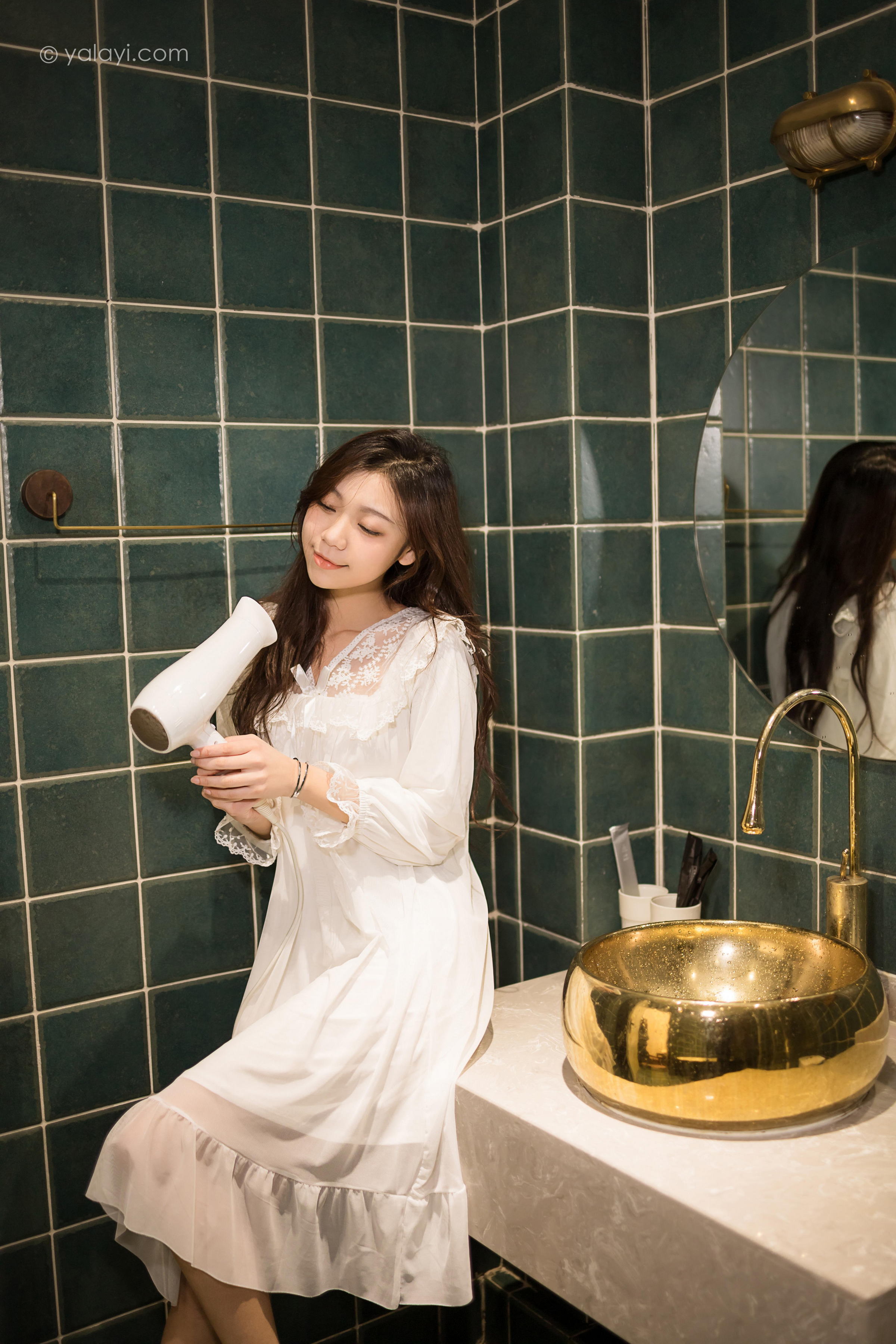 [YALAYI雅拉伊]2022.03.30 阁楼 梓瑶 白色透视睡衣裙性感写真集第2张