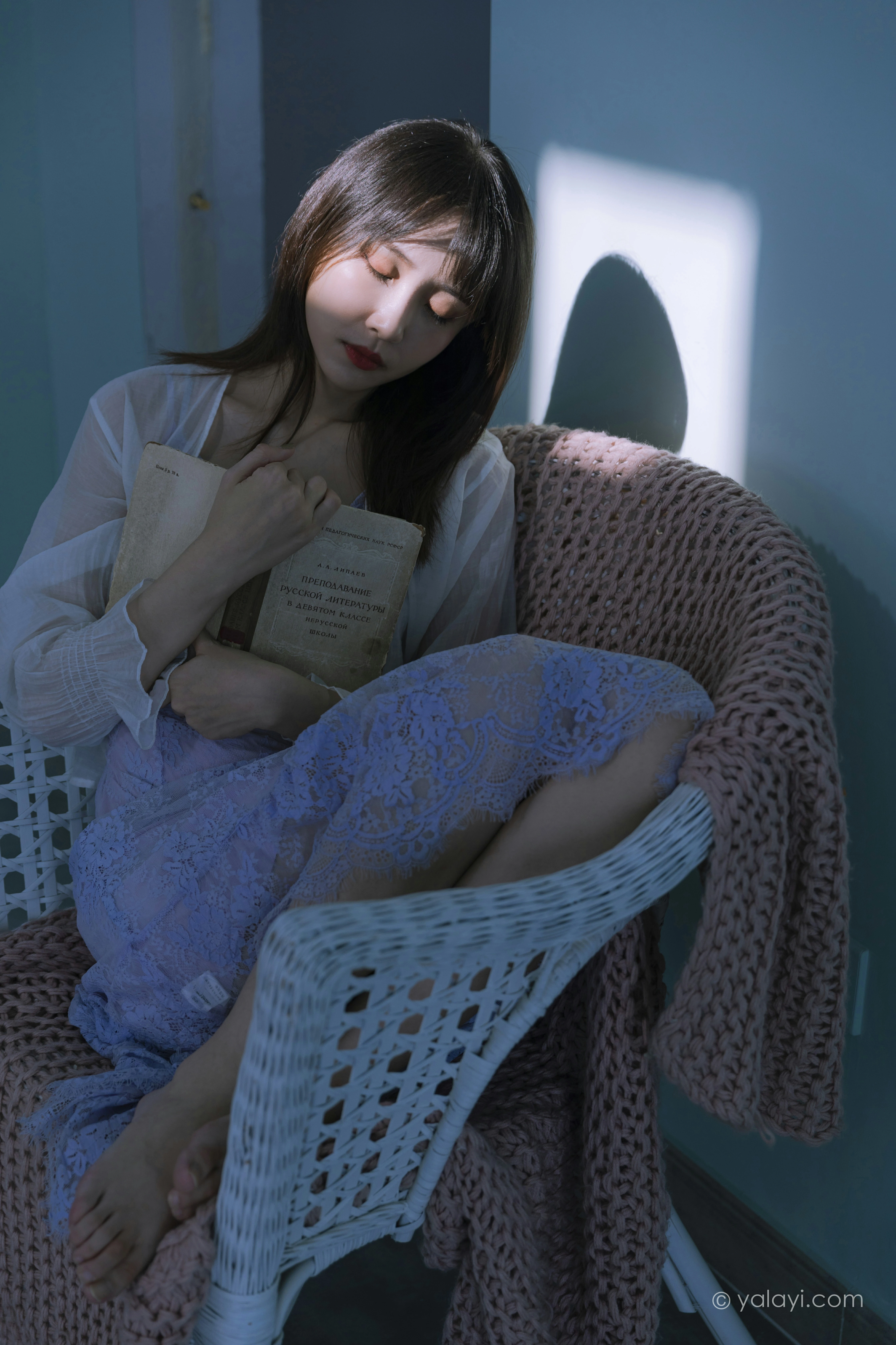 [YALAYI雅拉伊]NO.811 紫色的早晨 妍妍 白色透视蕾丝连衣裙居家私房写真集第2张