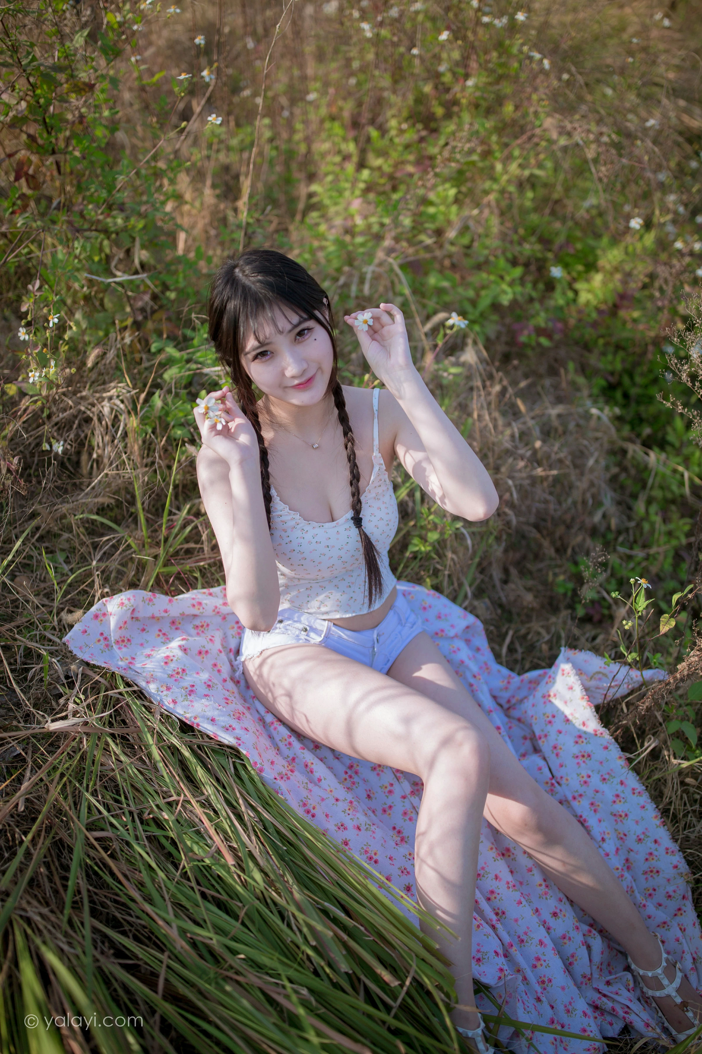 [YALAYI雅拉伊]NO.736 《去江边》 瓶儿 白色性感紧身小背心加牛仔热裤写真集第2张