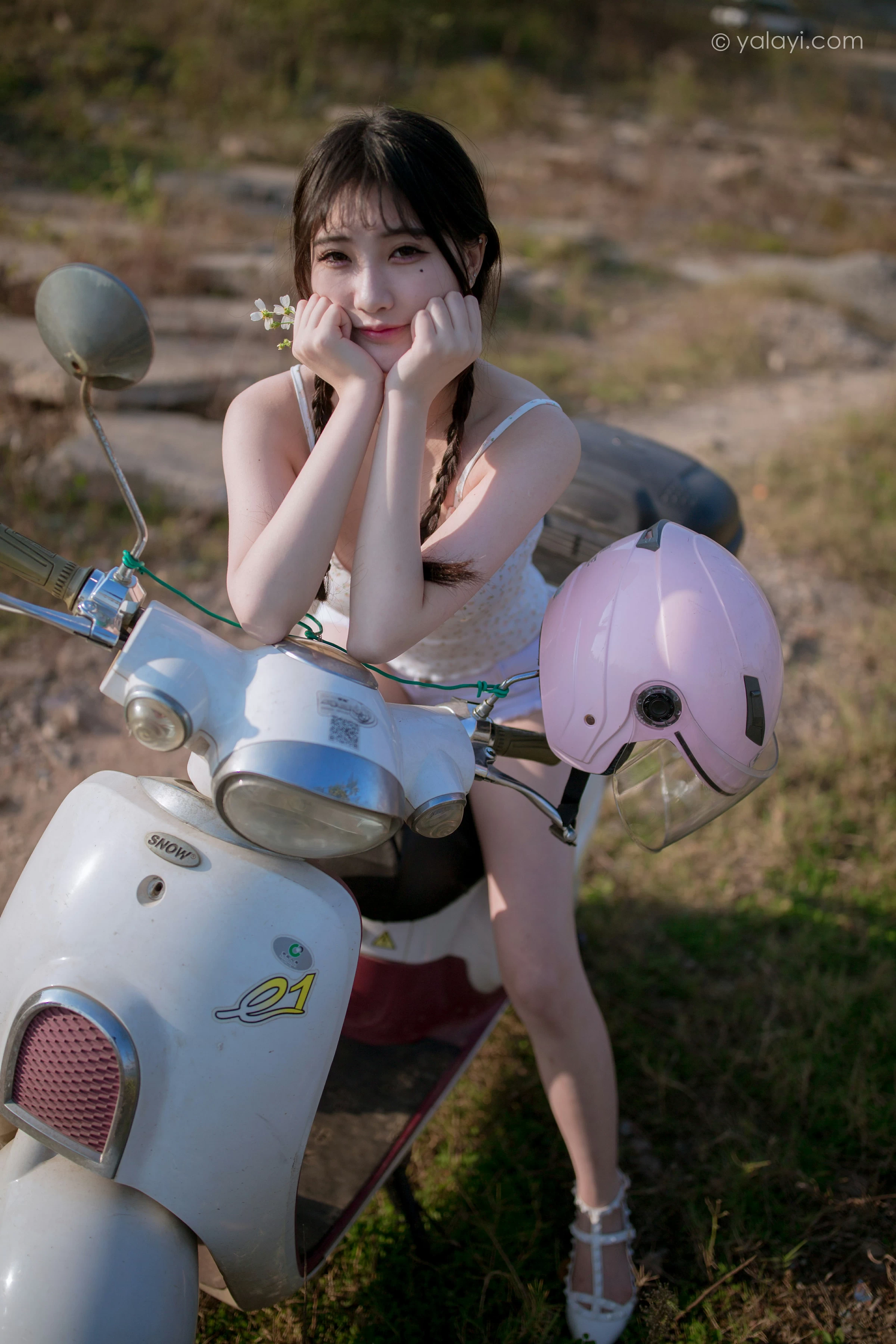 [YALAYI雅拉伊]NO.736 《去江边》 瓶儿 白色性感紧身小背心加牛仔热裤写真集第4张
