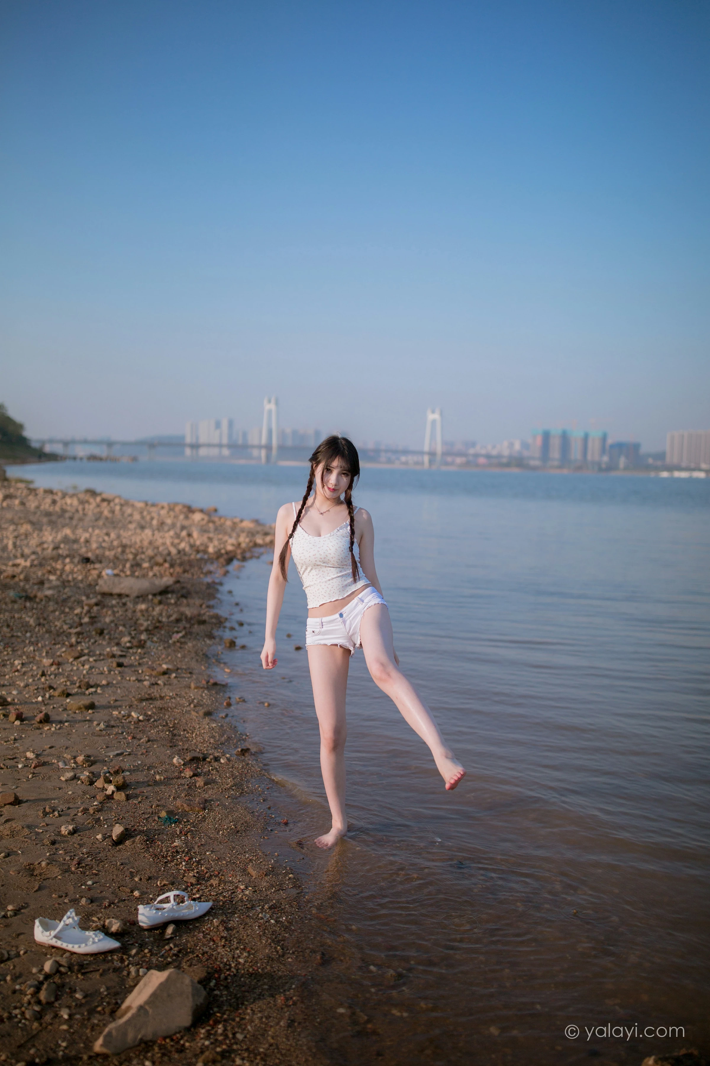 [YALAYI雅拉伊]NO.736 《去江边》 瓶儿 白色性感紧身小背心加牛仔热裤写真集第15张