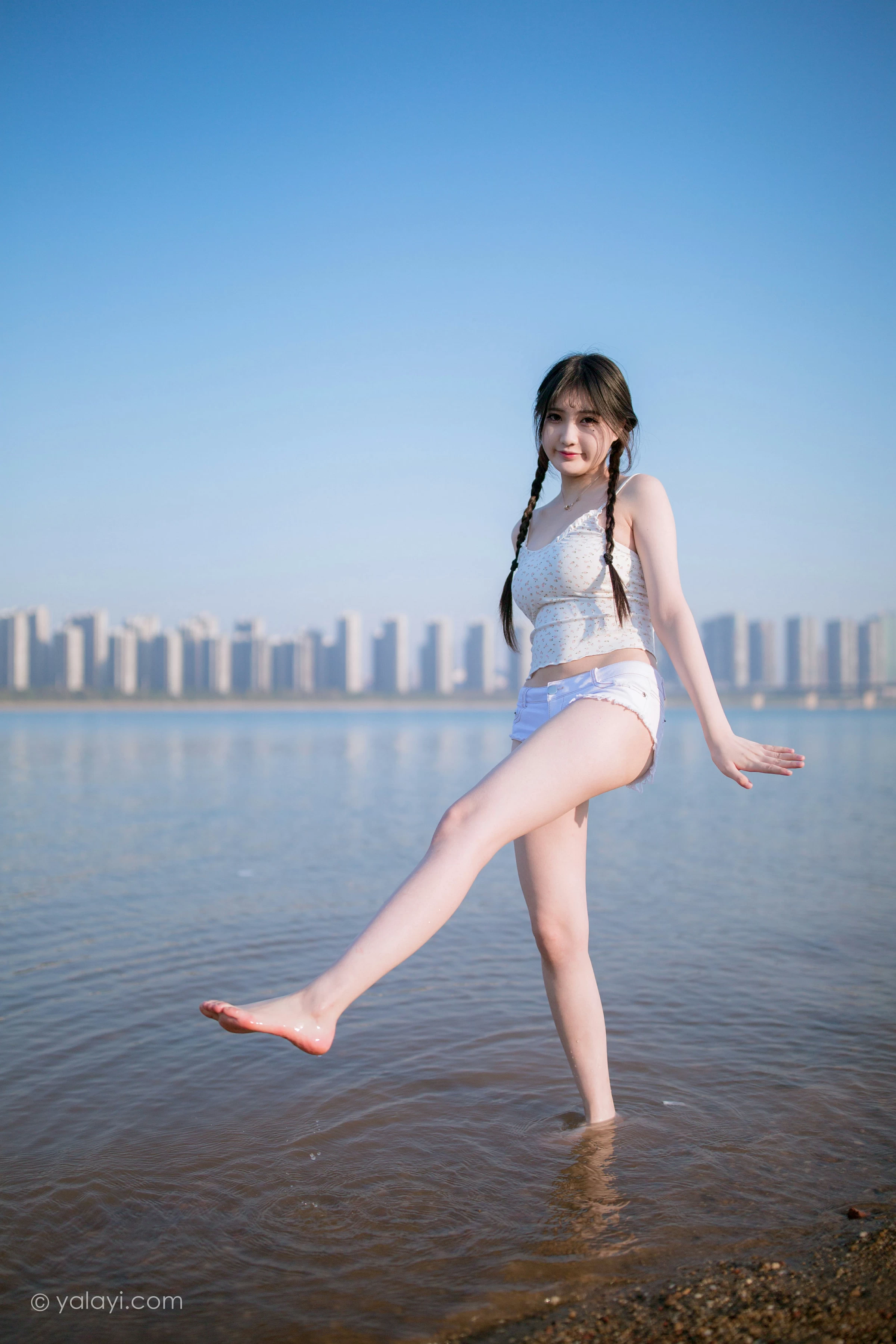 [YALAYI雅拉伊]NO.736 《去江边》 瓶儿 白色性感紧身小背心加牛仔热裤写真集第16张