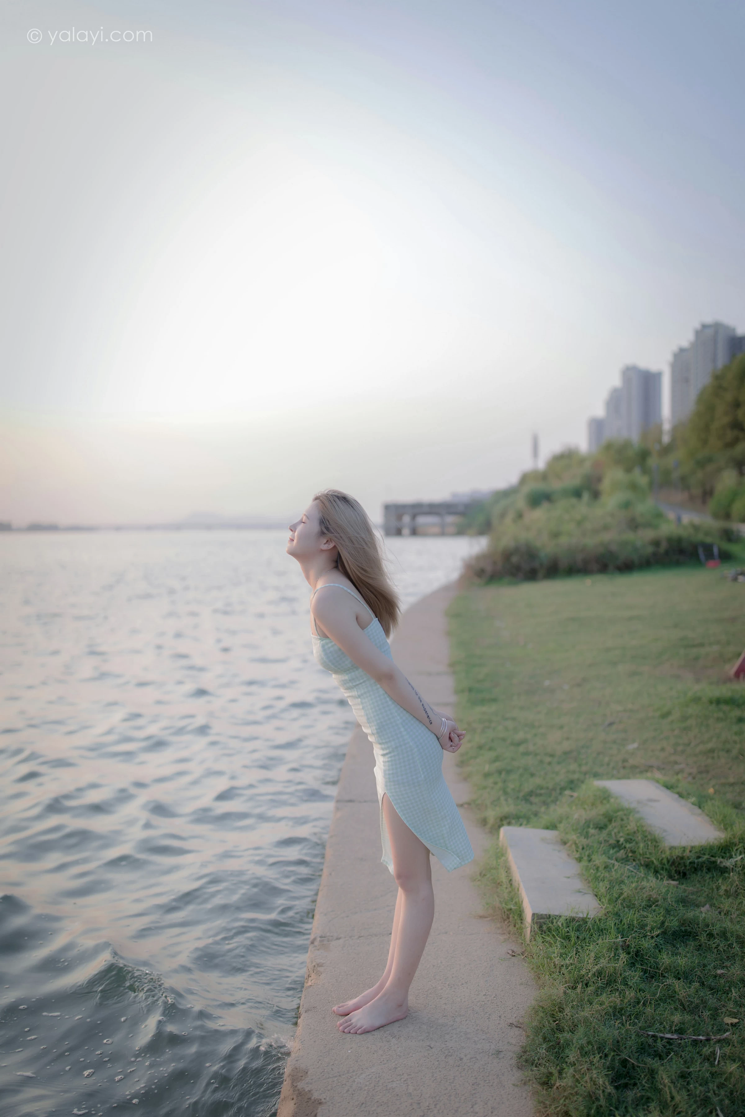 [YALAYI雅拉伊]NO.712 《风继续吹》 梦涵 紧身吊带连衣裙休闲写真第5张