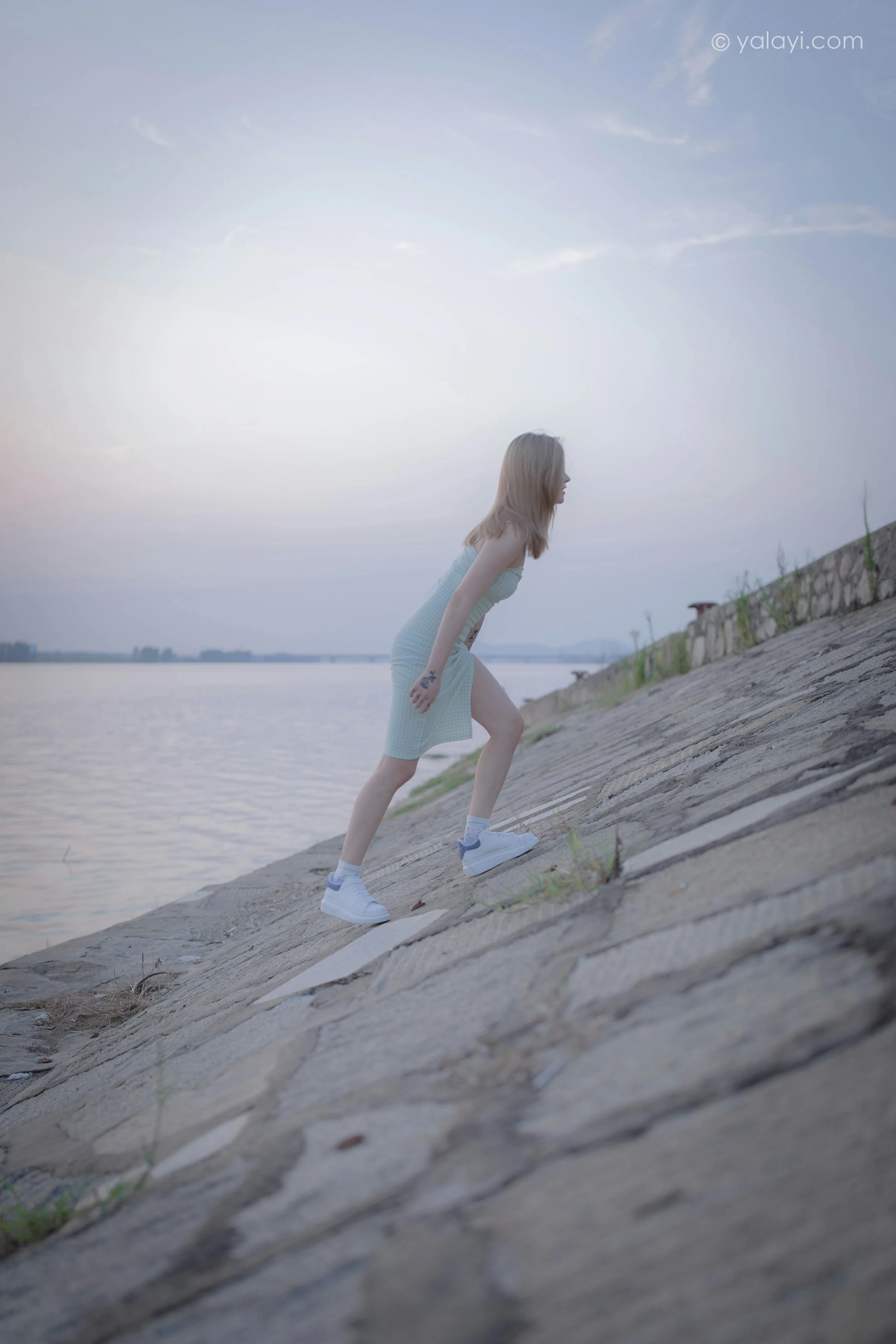 [YALAYI雅拉伊]NO.712 《风继续吹》 梦涵 紧身吊带连衣裙休闲写真第16张