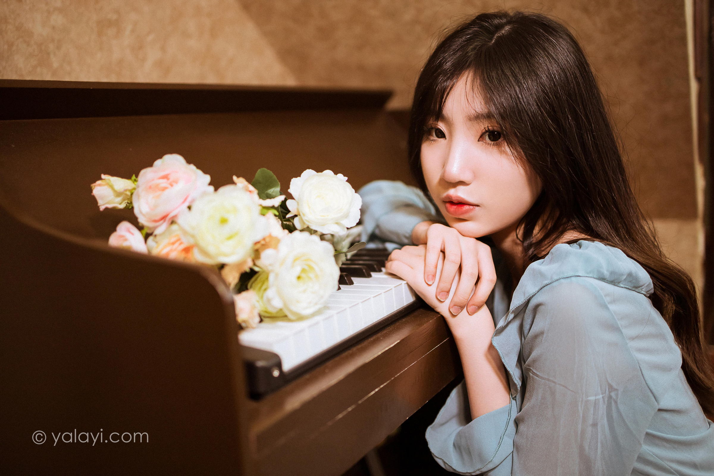 [YALAYI雅拉伊]2022.08.19 一去不复返 小乔 灰色外套加吊带连衣裙清纯写真集第5张