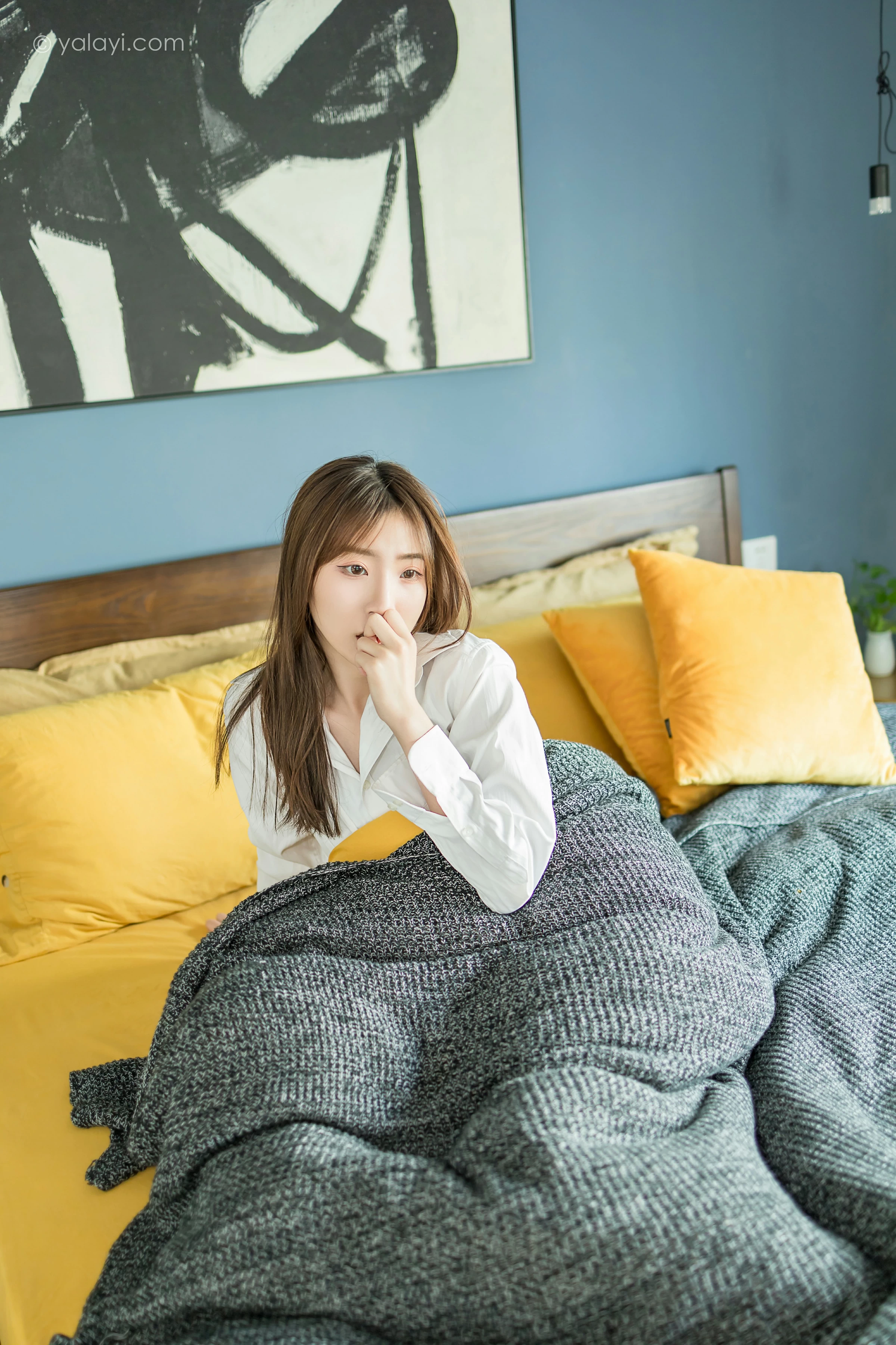 [YALAYI雅拉伊]NO.686 《亲爱的早安》 小乔 白色衬衫加牛仔热裤性感私房写真集第2张