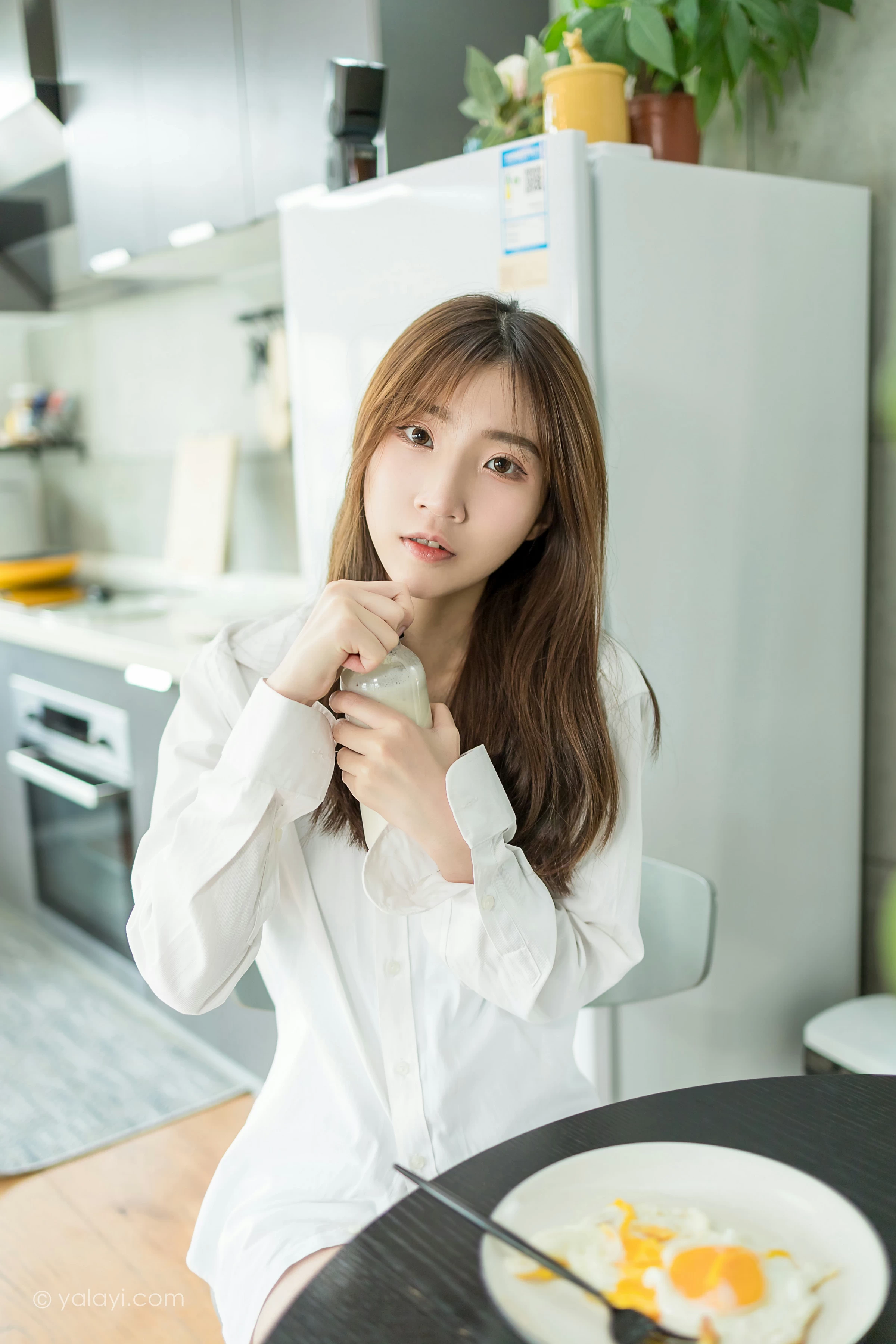 [YALAYI雅拉伊]NO.686 《亲爱的早安》 小乔 白色衬衫加牛仔热裤性感私房写真集第13张