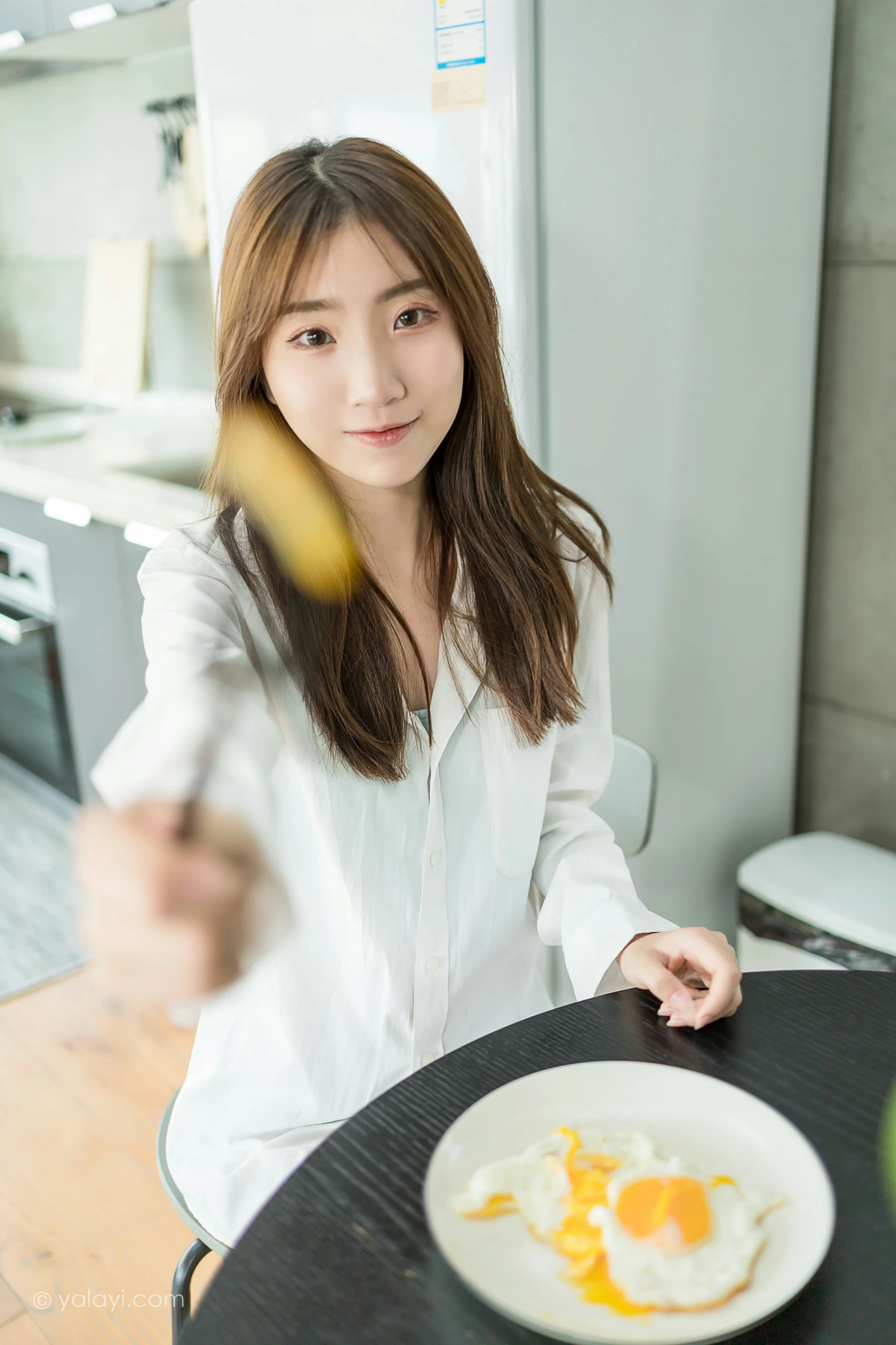 [YALAYI雅拉伊]NO.686 《亲爱的早安》 小乔 白色衬衫加牛仔热裤性感私房写真集第12张