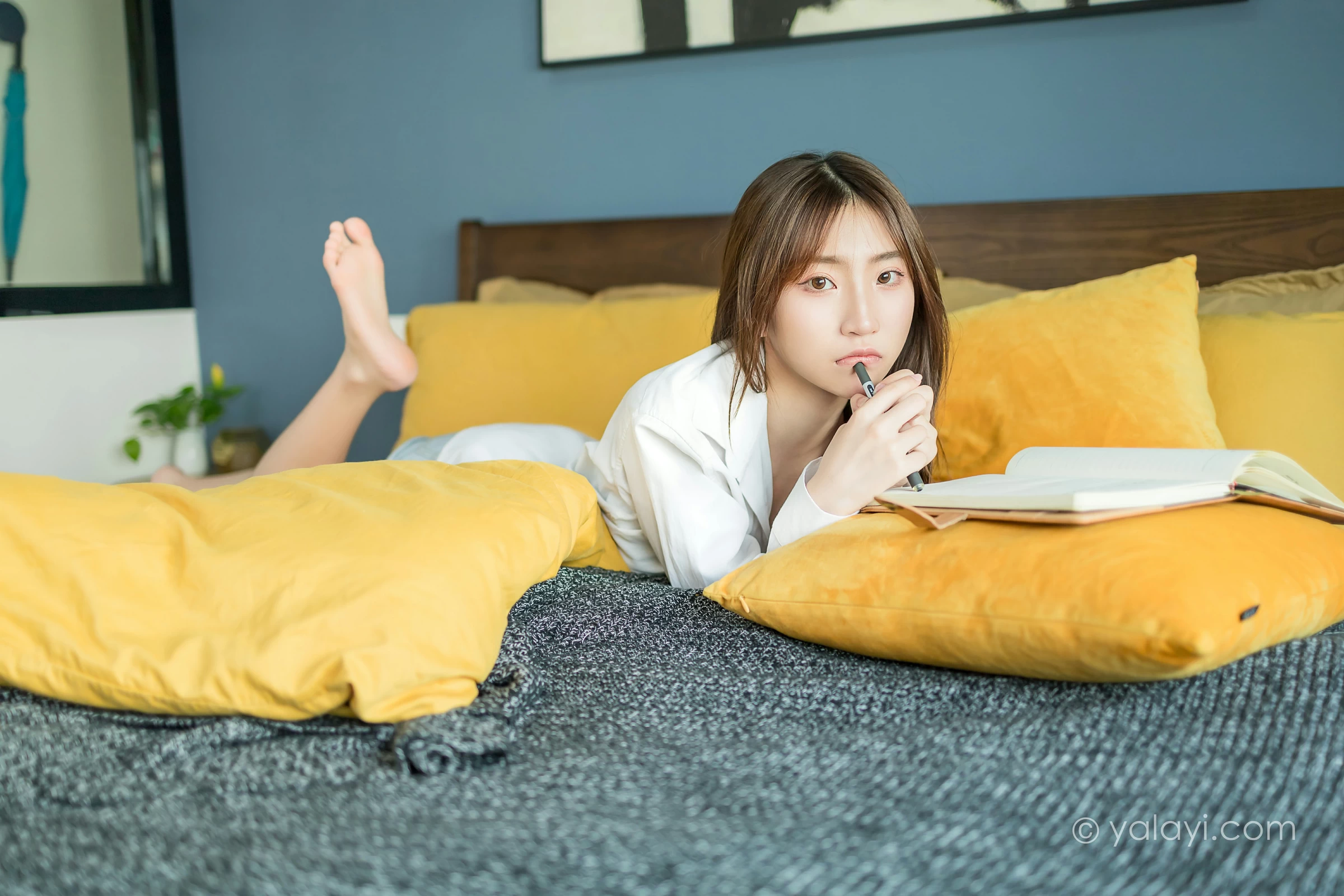 [YALAYI雅拉伊]NO.686 《亲爱的早安》 小乔 白色衬衫加牛仔热裤性感私房写真集第14张