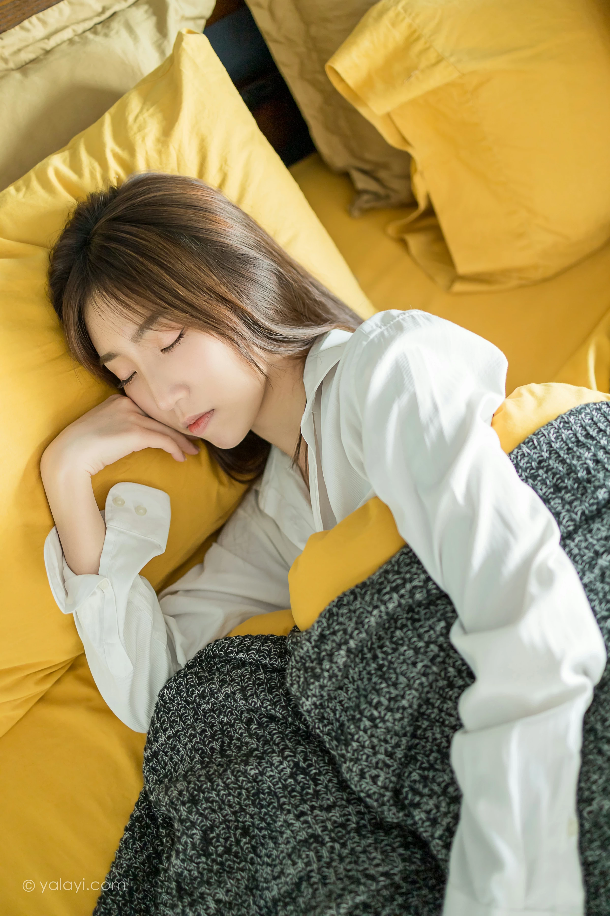 [YALAYI雅拉伊]NO.686 《亲爱的早安》 小乔 白色衬衫加牛仔热裤性感私房写真集第17张