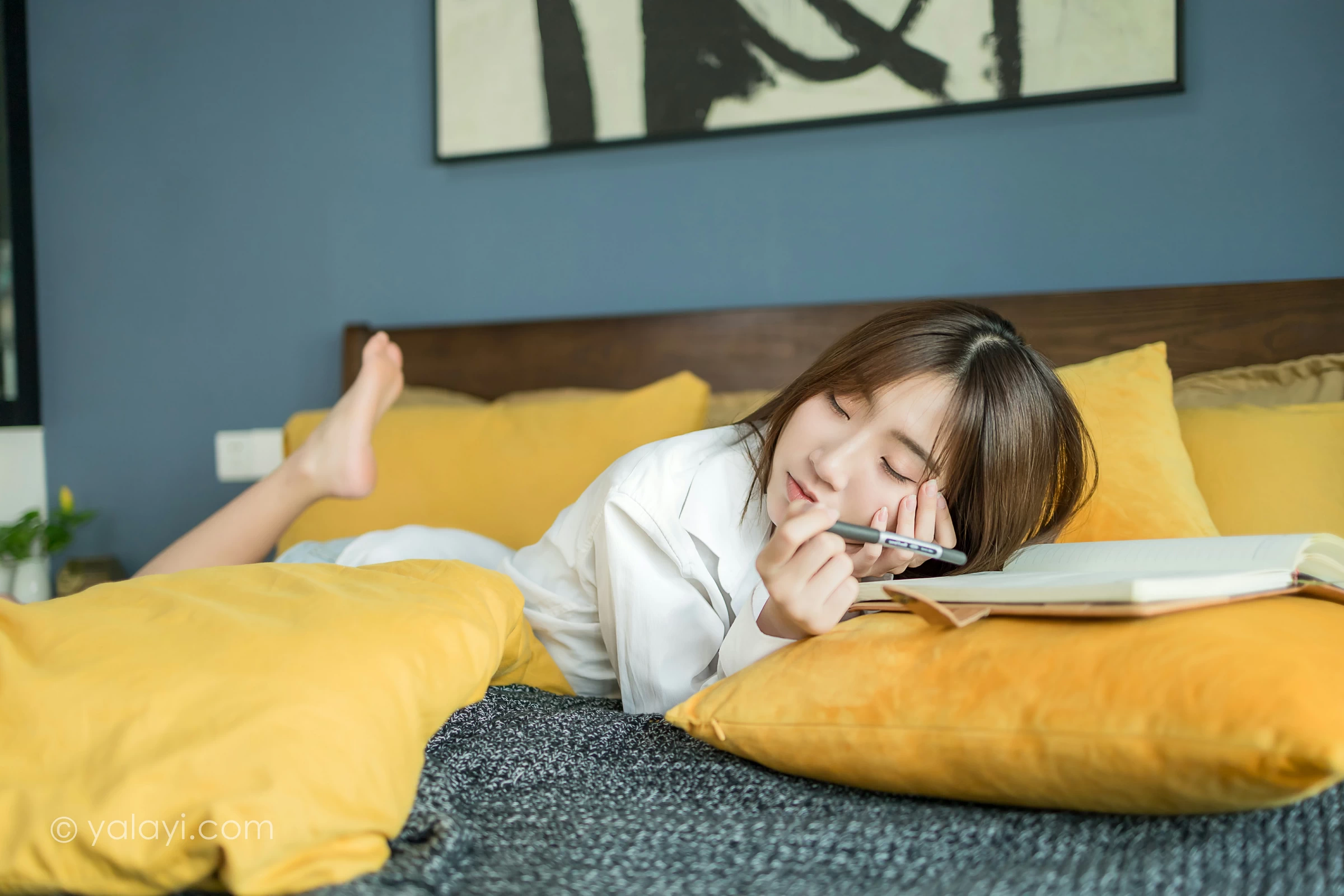 [YALAYI雅拉伊]NO.686 《亲爱的早安》 小乔 白色衬衫加牛仔热裤性感私房写真集第15张