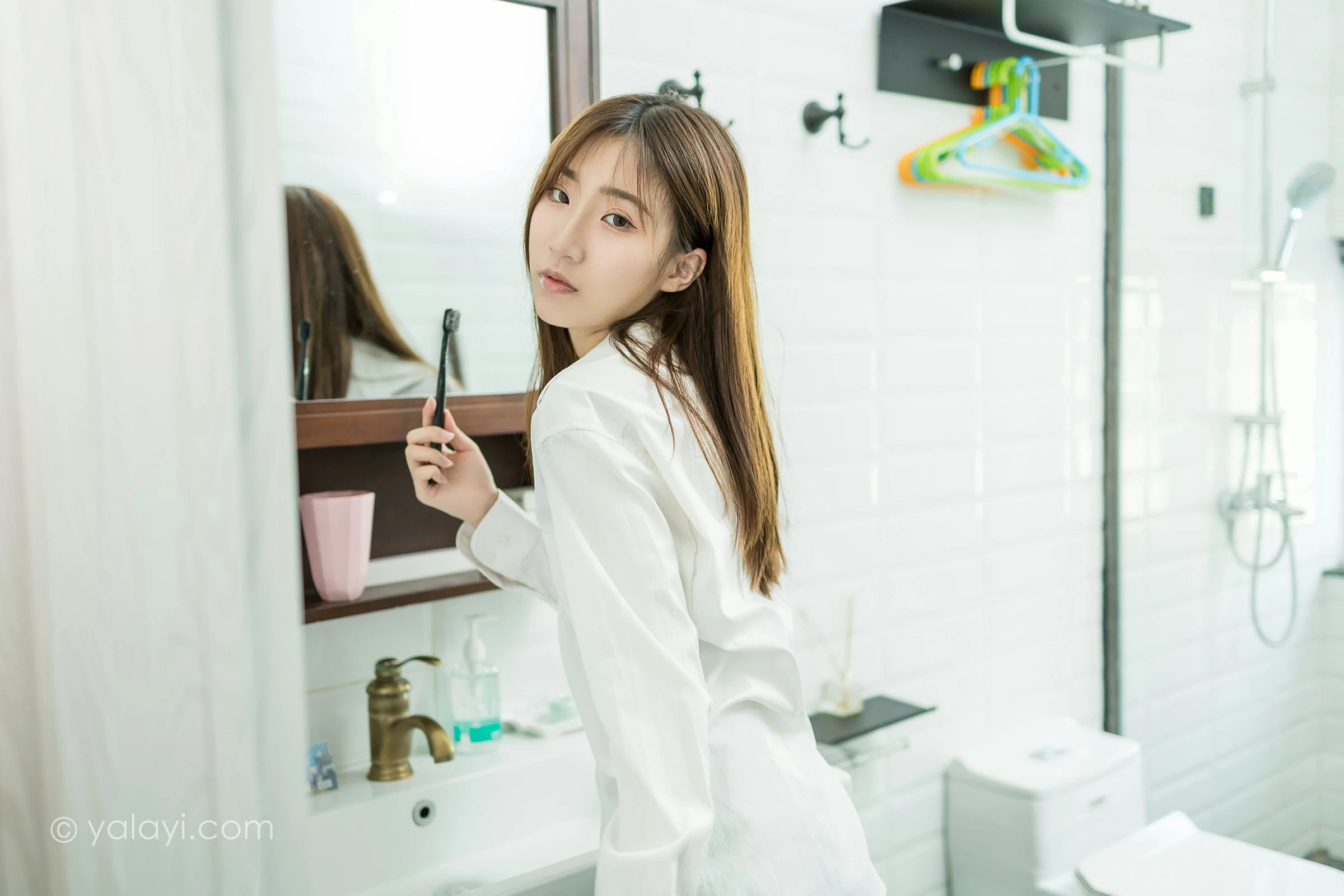 [YALAYI雅拉伊]NO.686 《亲爱的早安》 小乔 白色衬衫加牛仔热裤性感私房写真集第17张