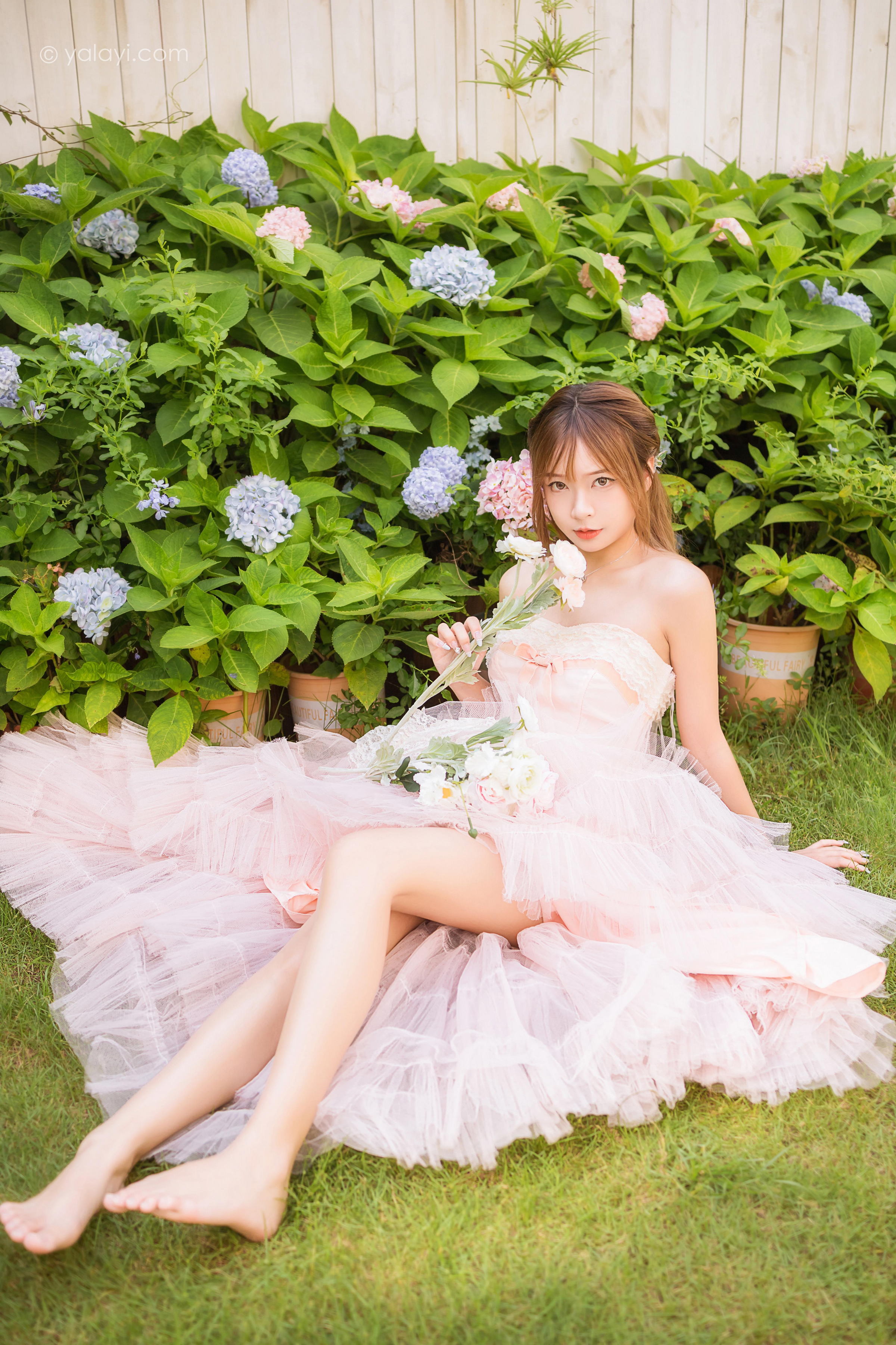 [YALAYI雅拉伊]2022.08.22 佳人 阿禾 粉色抹胸蕾丝加衣裙性感写真集第7张