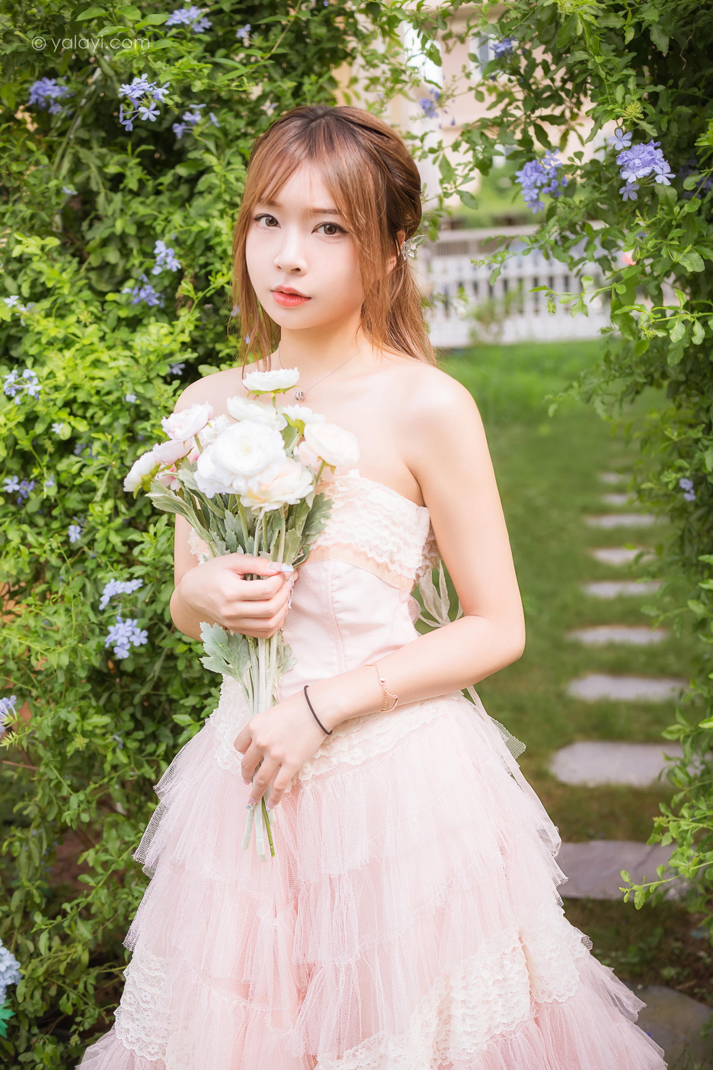 [YALAYI雅拉伊]2022.08.22 佳人 阿禾 粉色抹胸蕾丝加衣裙性感写真集第6张