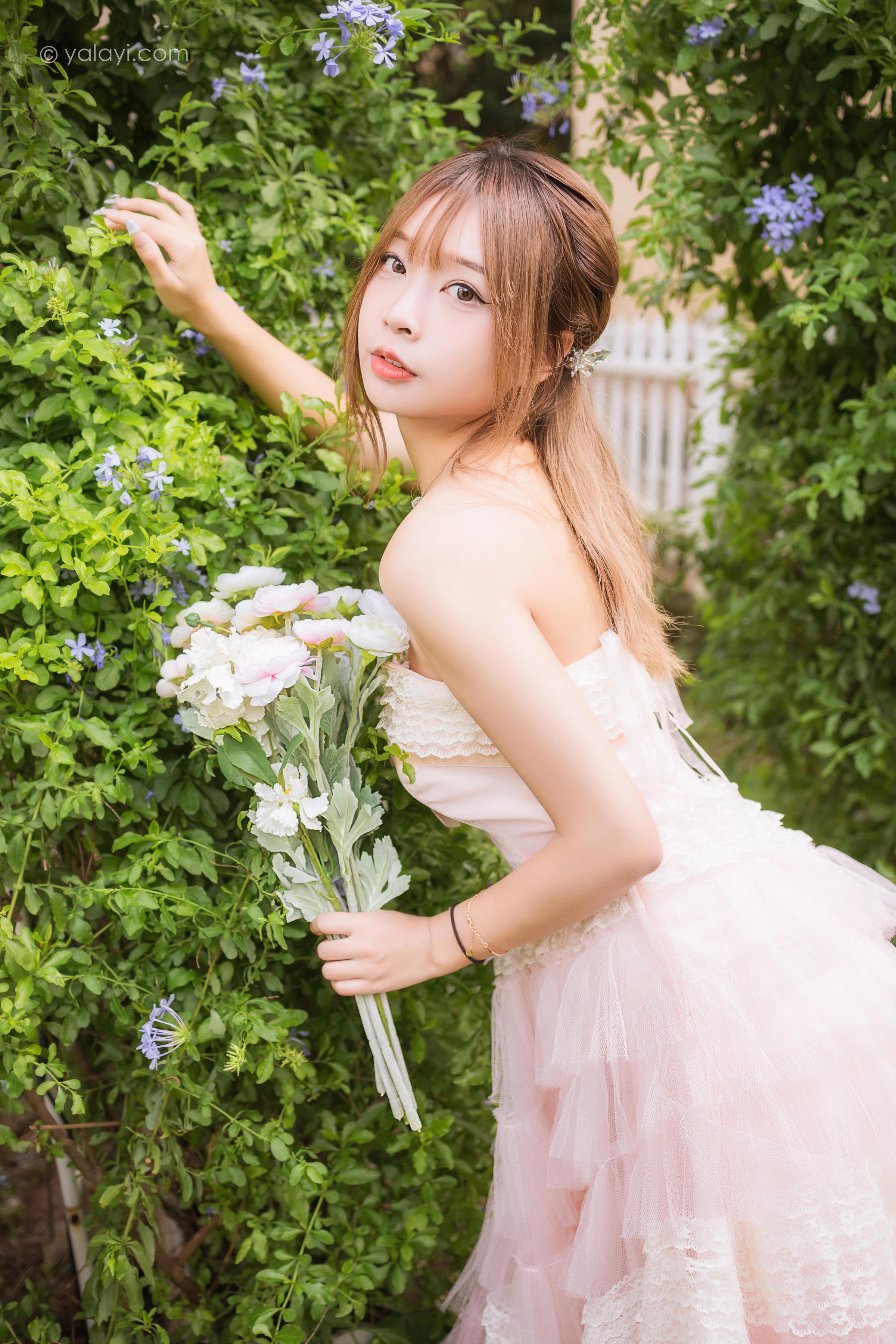 [YALAYI雅拉伊]2022.08.22 佳人 阿禾 粉色抹胸蕾丝加衣裙性感写真集第5张