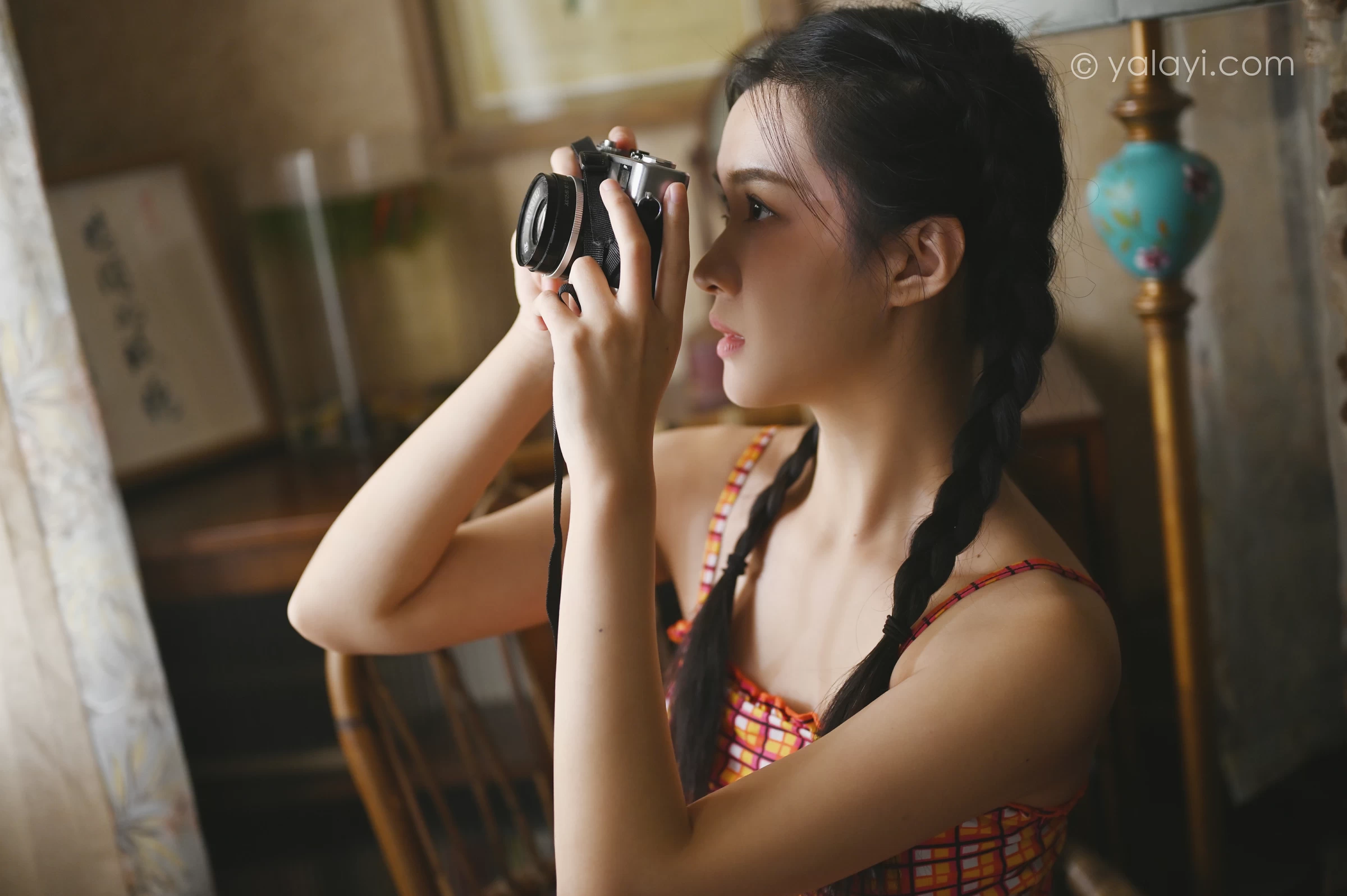 [YALAYI雅拉伊]NO.737 《独处》 方岚 红色格子内衣加短裙性感私房写真集第8张