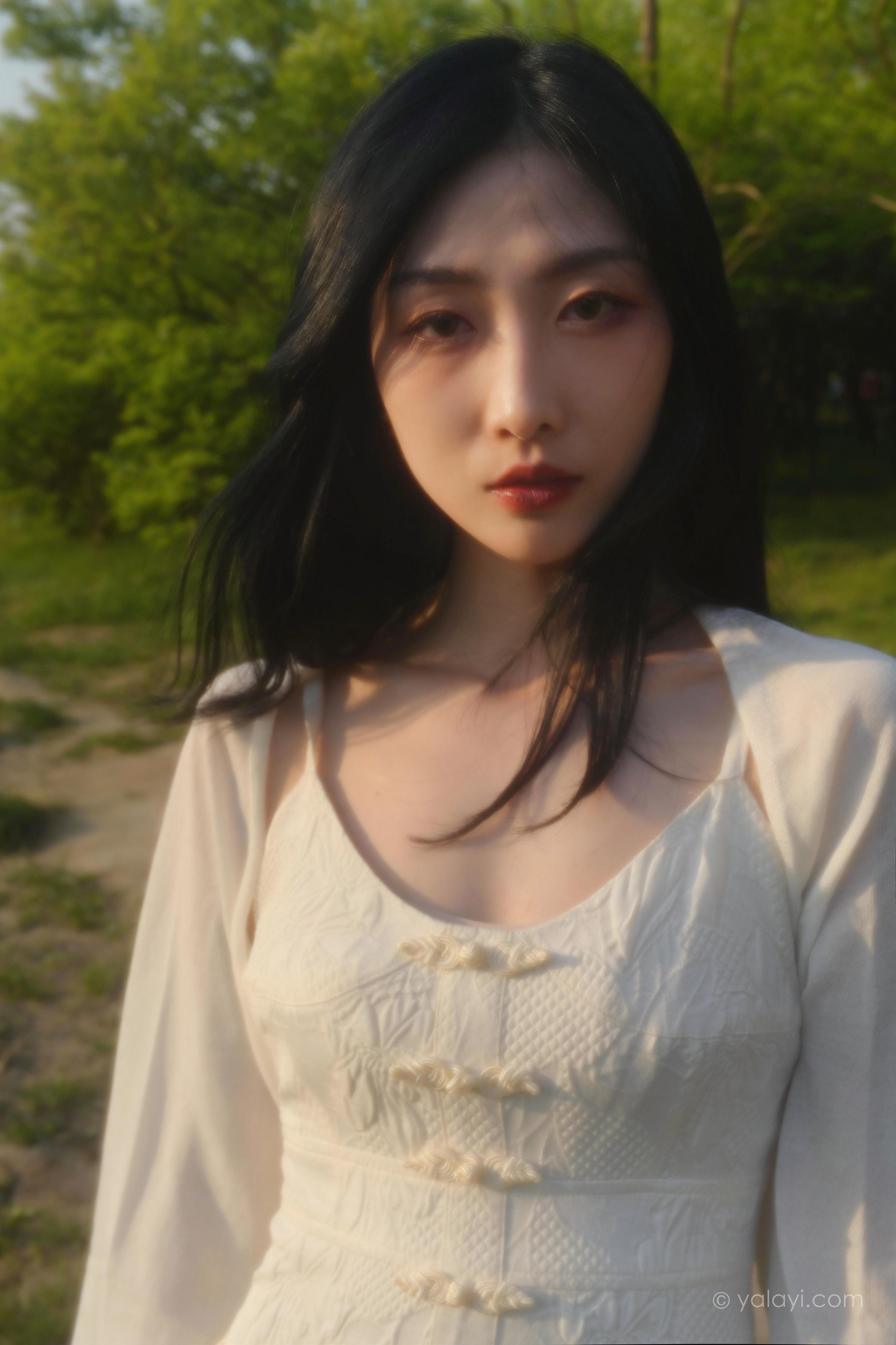 [YALAYI雅拉伊]2022.08.26 梦回 佳佳 白色透视小外套加吊带连衣裙清纯写真集第11张