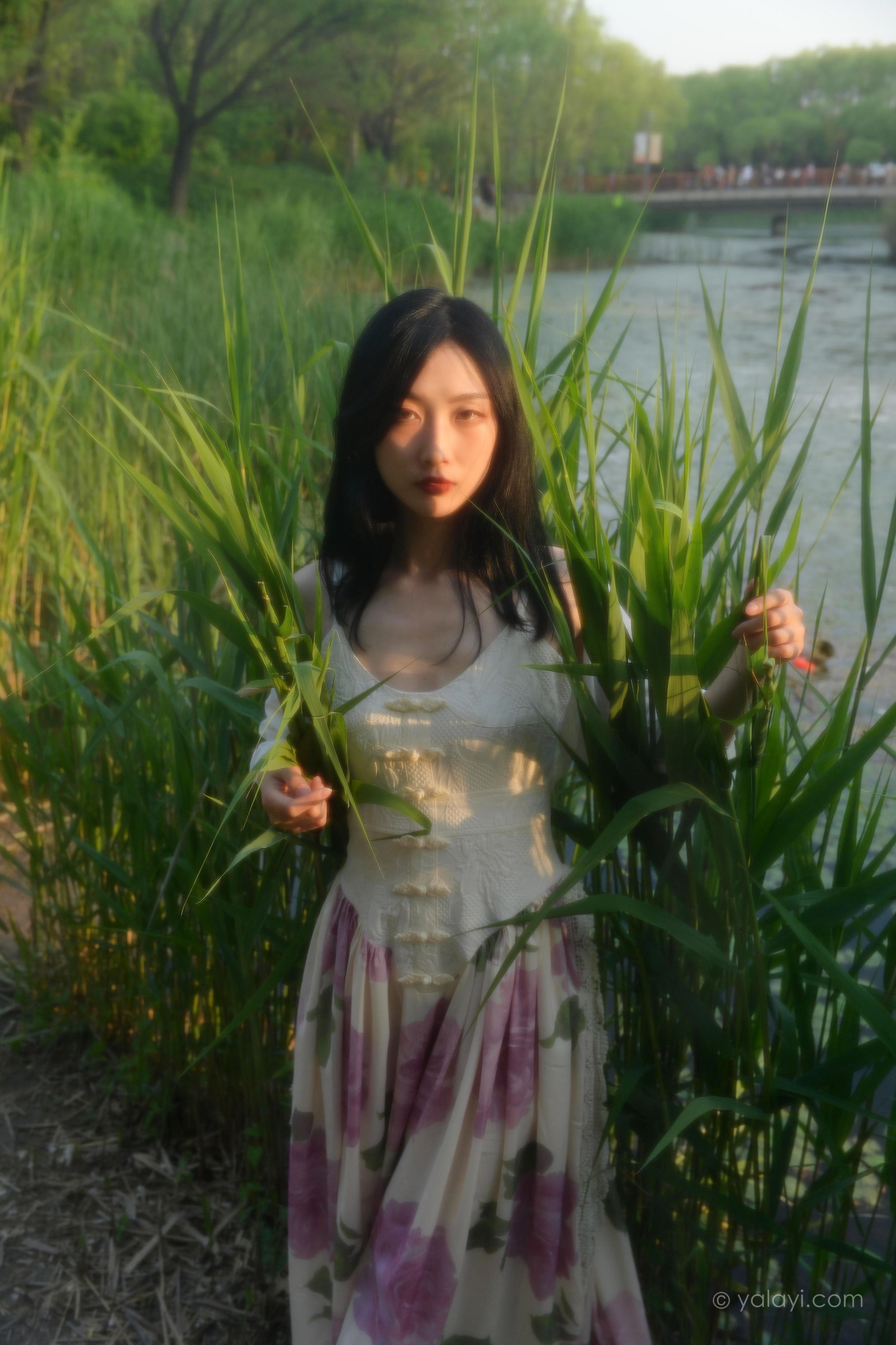 [YALAYI雅拉伊]2022.08.26 梦回 佳佳 白色透视小外套加吊带连衣裙清纯写真集第1张