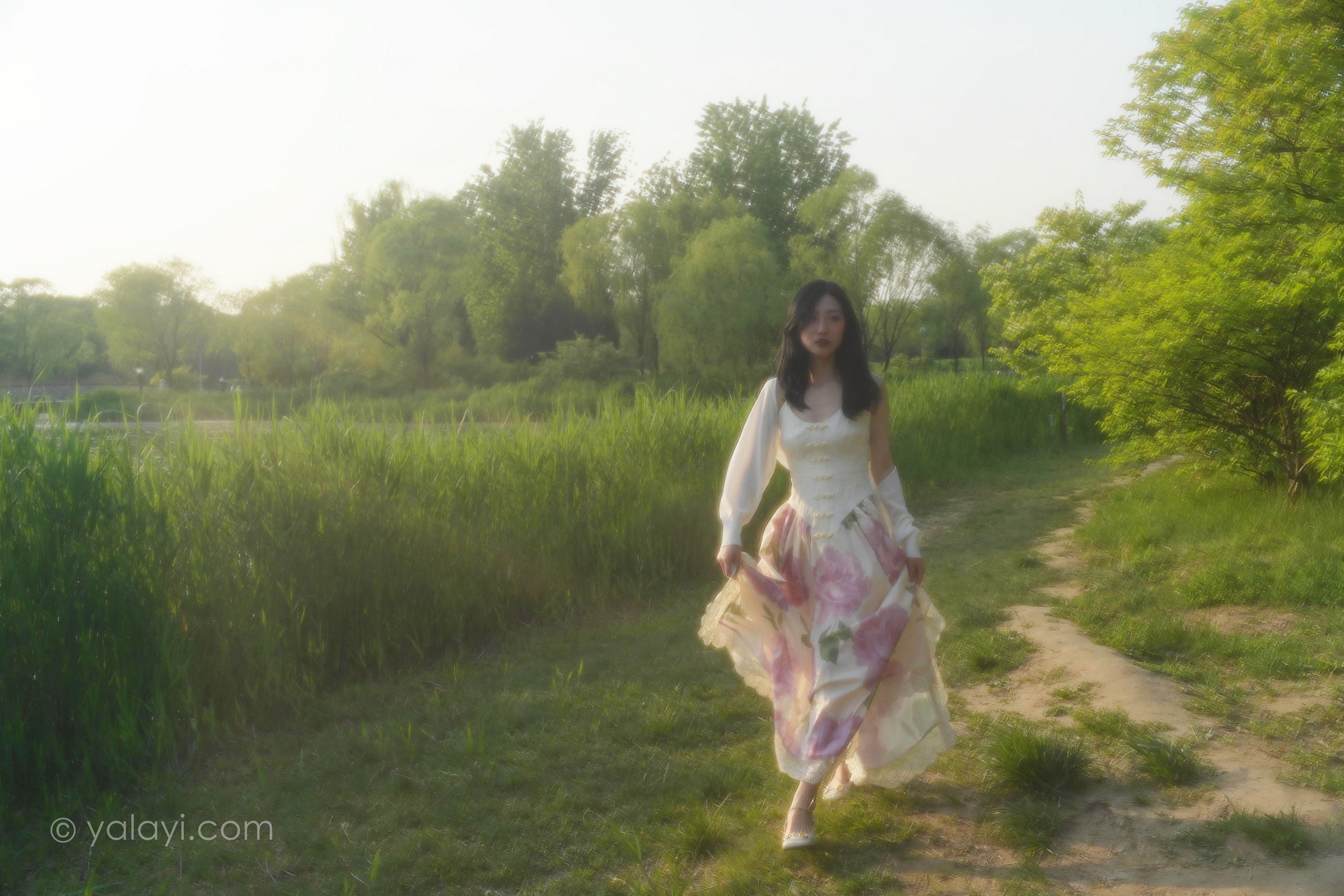 [YALAYI雅拉伊]2022.08.26 梦回 佳佳 白色透视小外套加吊带连衣裙清纯写真集第10张