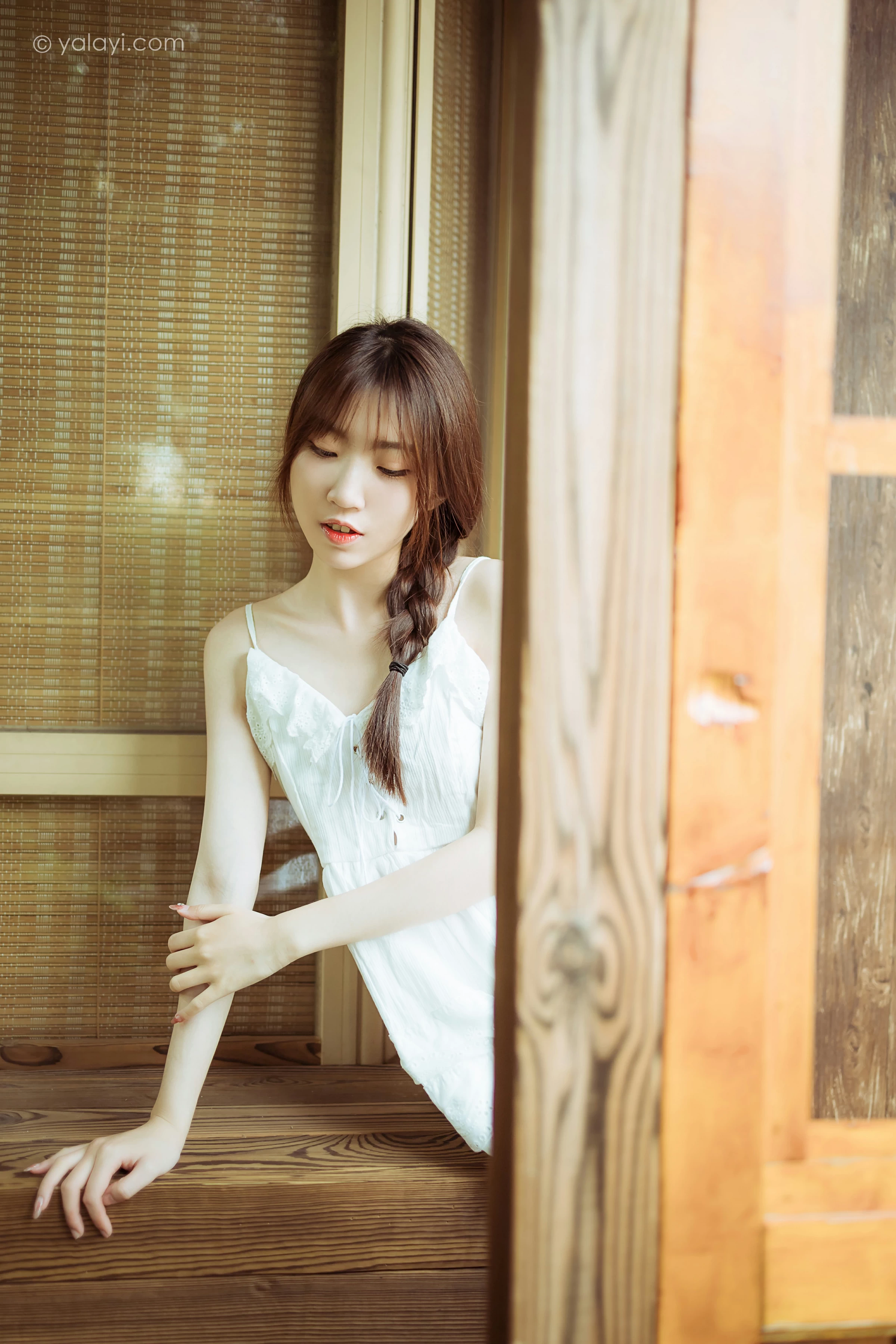 [YALAYI雅拉伊]NO.715 《雨后花园》 小乔 白色吊带连衣裙居家私房写真集第2张