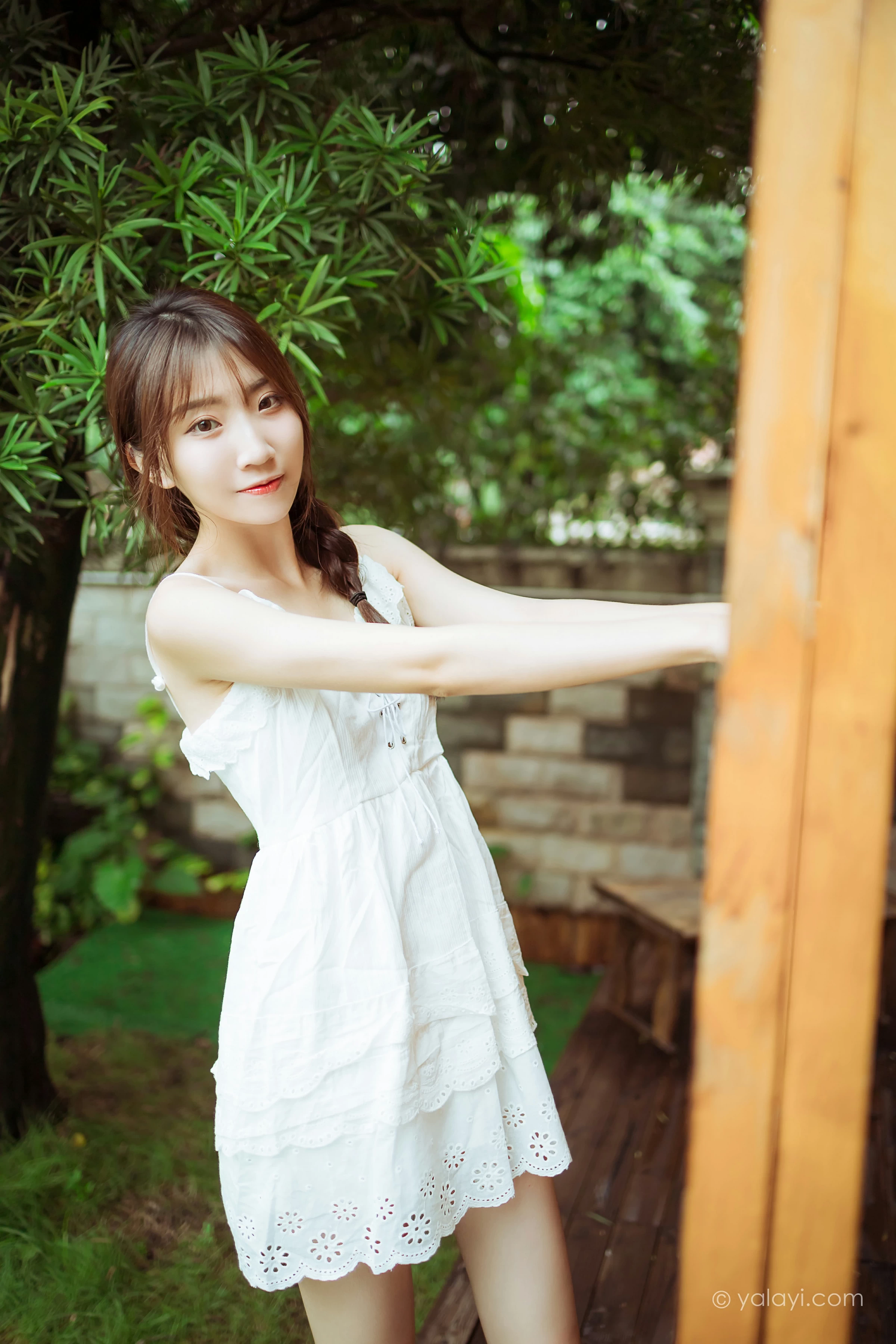 [YALAYI雅拉伊]NO.715 《雨后花园》 小乔 白色吊带连衣裙居家私房写真集第17张