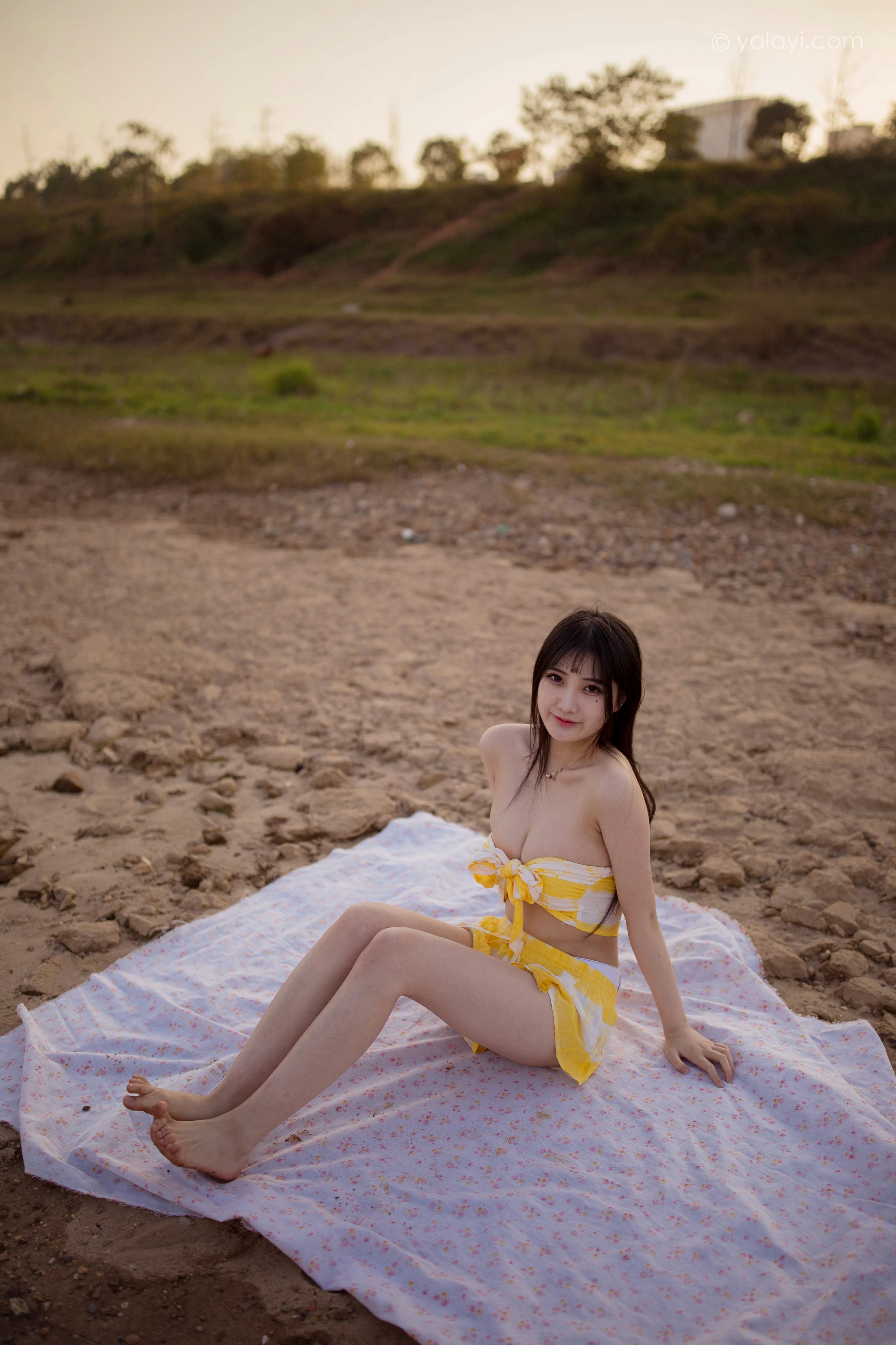 [YALAYI雅拉伊]NO.740 《令我忘餐》 瓶儿 黄色比基尼泳装加短裤性感写真集第3张