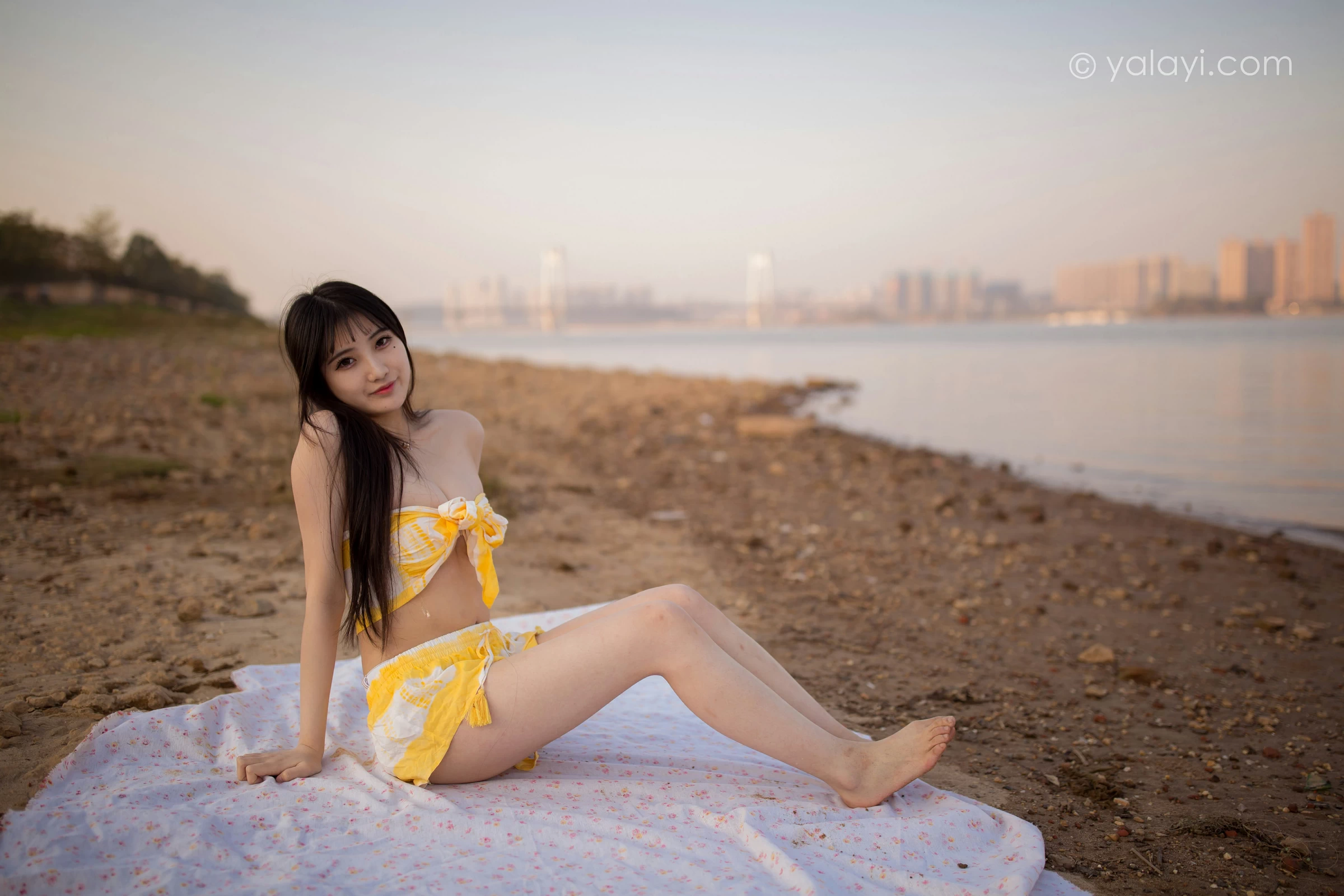 [YALAYI雅拉伊]NO.740 《令我忘餐》 瓶儿 黄色比基尼泳装加短裤性感写真集第4张