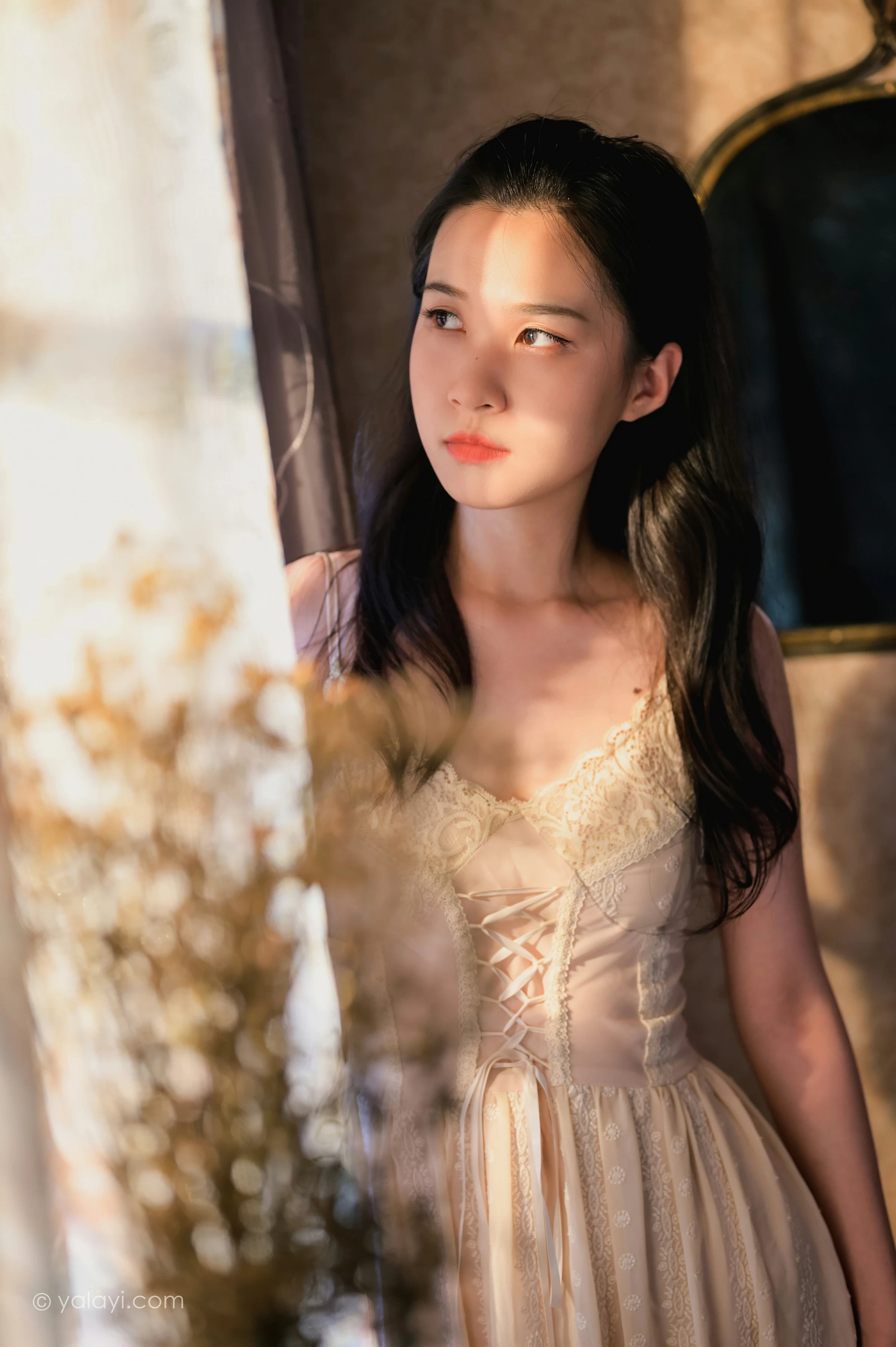 [YALAYI雅拉伊]NO.688 《盼》 方岚 白色吊带蕾丝连衣裙居家私房写真集第4张