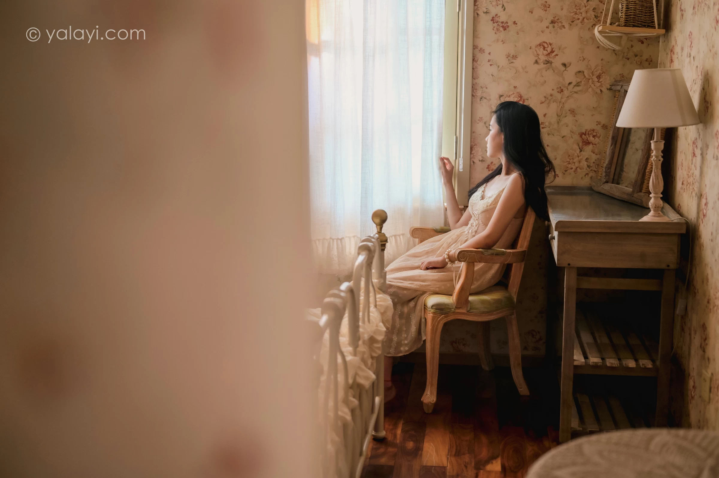 [YALAYI雅拉伊]NO.688 《盼》 方岚 白色吊带蕾丝连衣裙居家私房写真集第8张