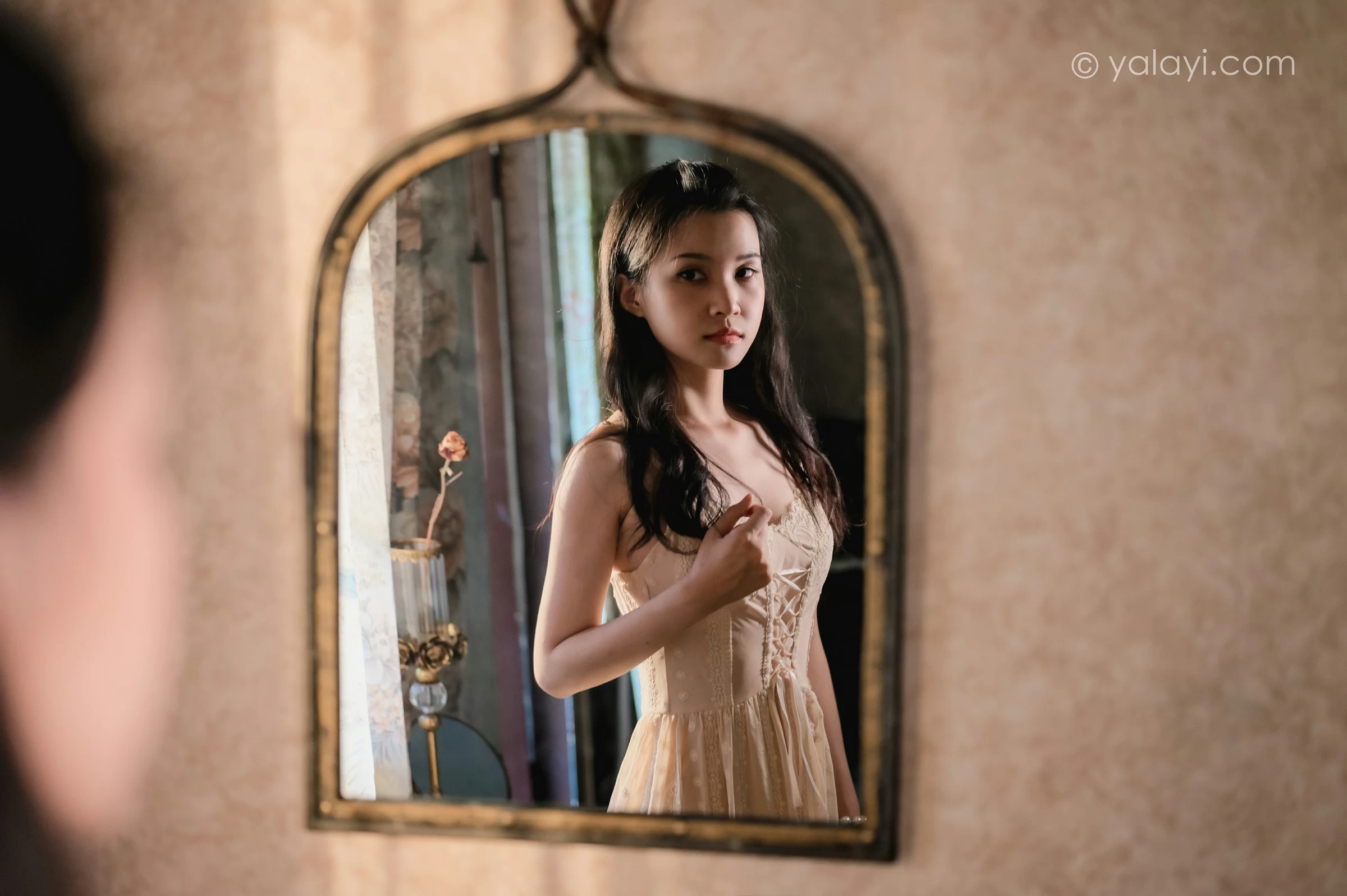 [YALAYI雅拉伊]NO.688 《盼》 方岚 白色吊带蕾丝连衣裙居家私房写真集第12张