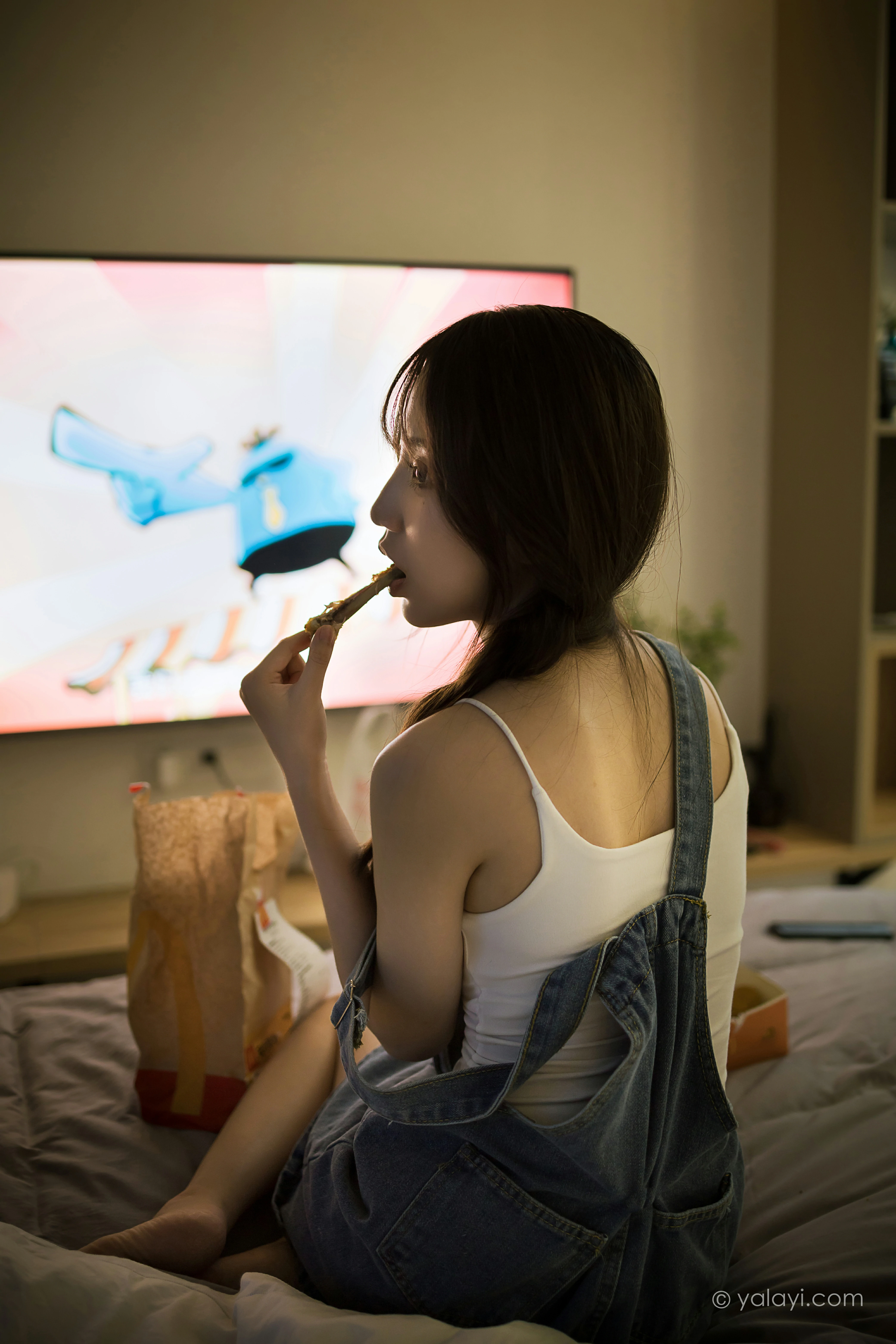 [YALAYI雅拉伊]NO.809 宅家日记 小乔 背带牛仔短裙加白色性感小背心私房写真集第8张