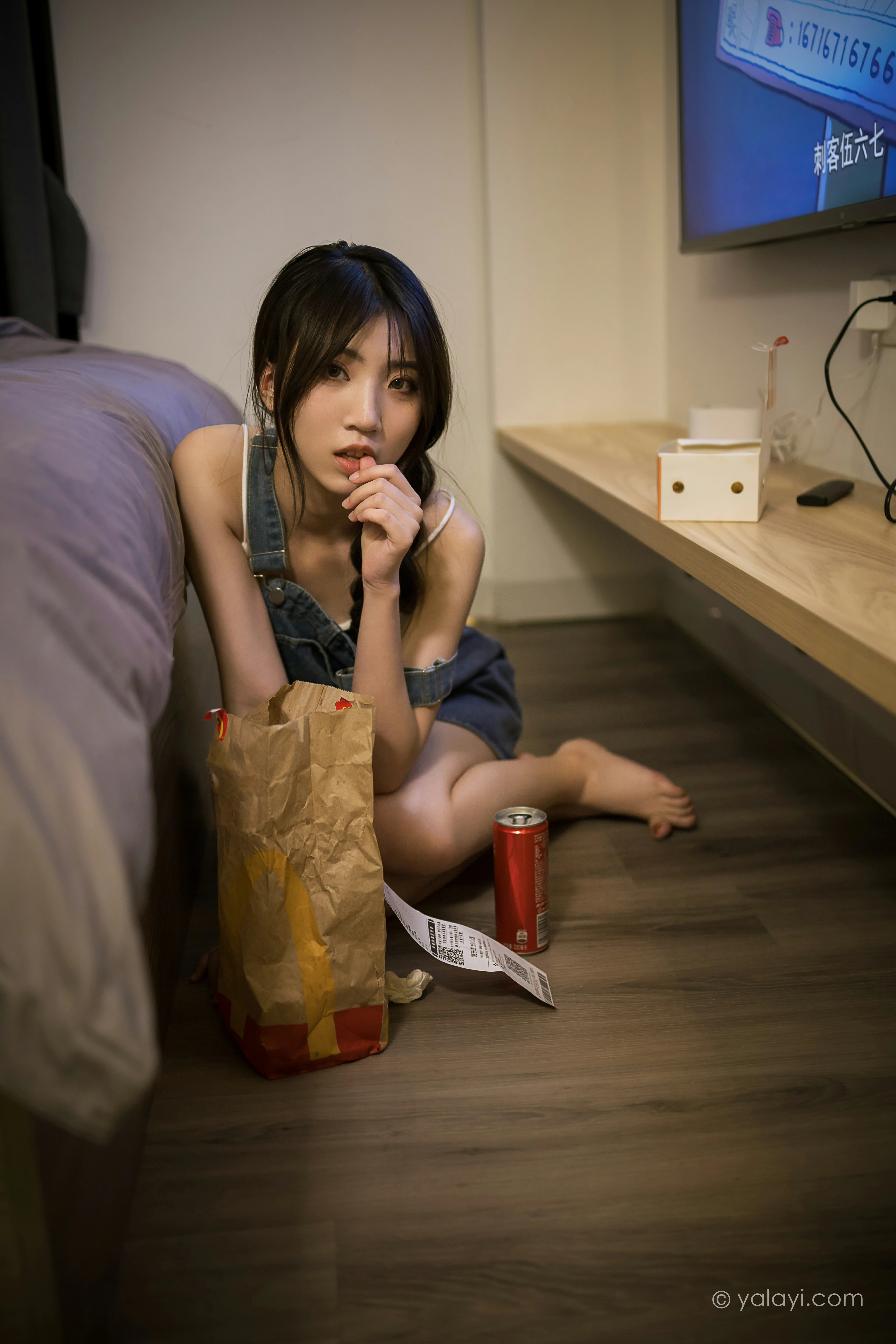 [YALAYI雅拉伊]NO.809 宅家日记 小乔 背带牛仔短裙加白色性感小背心私房写真集第7张
