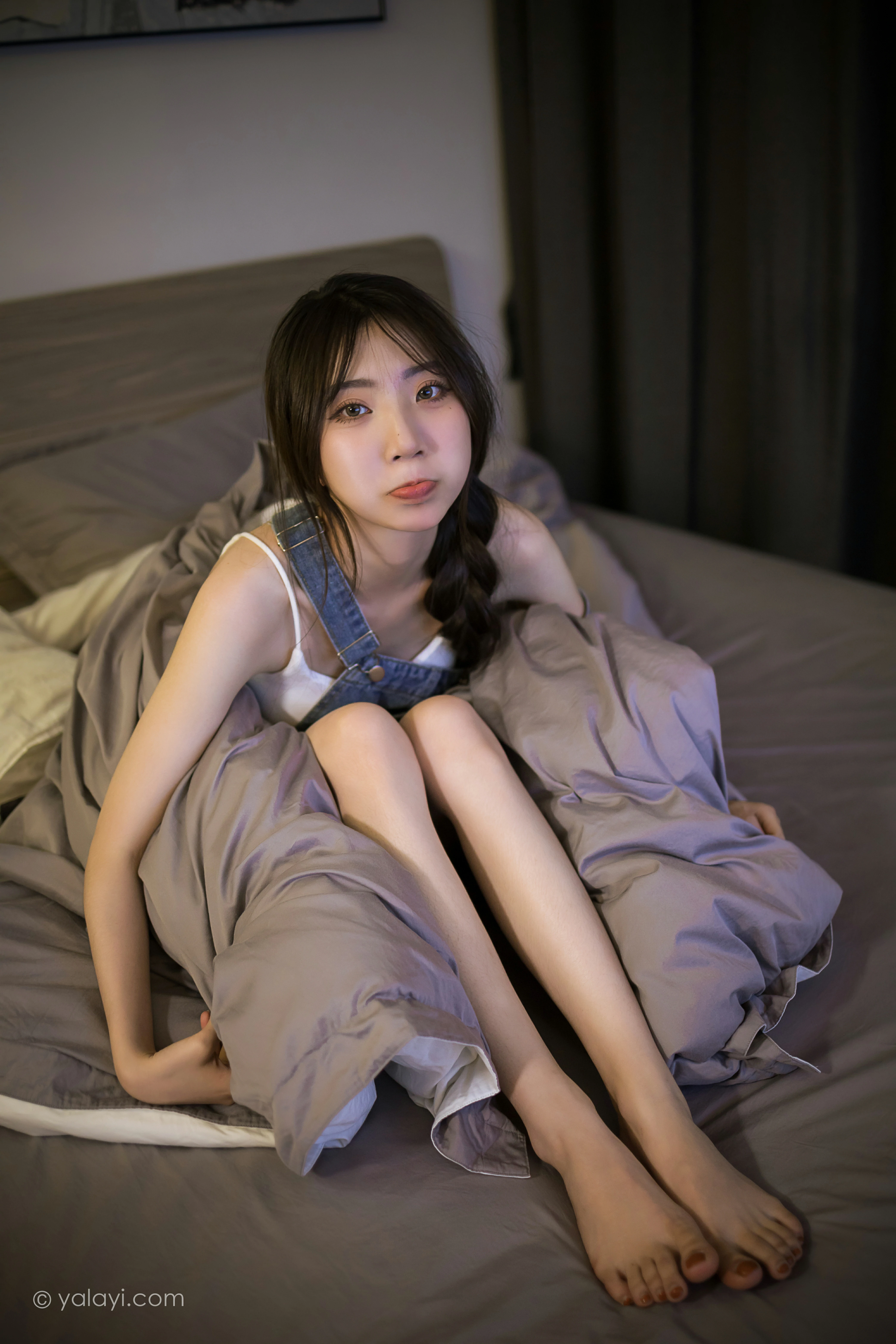 [YALAYI雅拉伊]NO.809 宅家日记 小乔 背带牛仔短裙加白色性感小背心私房写真集第12张