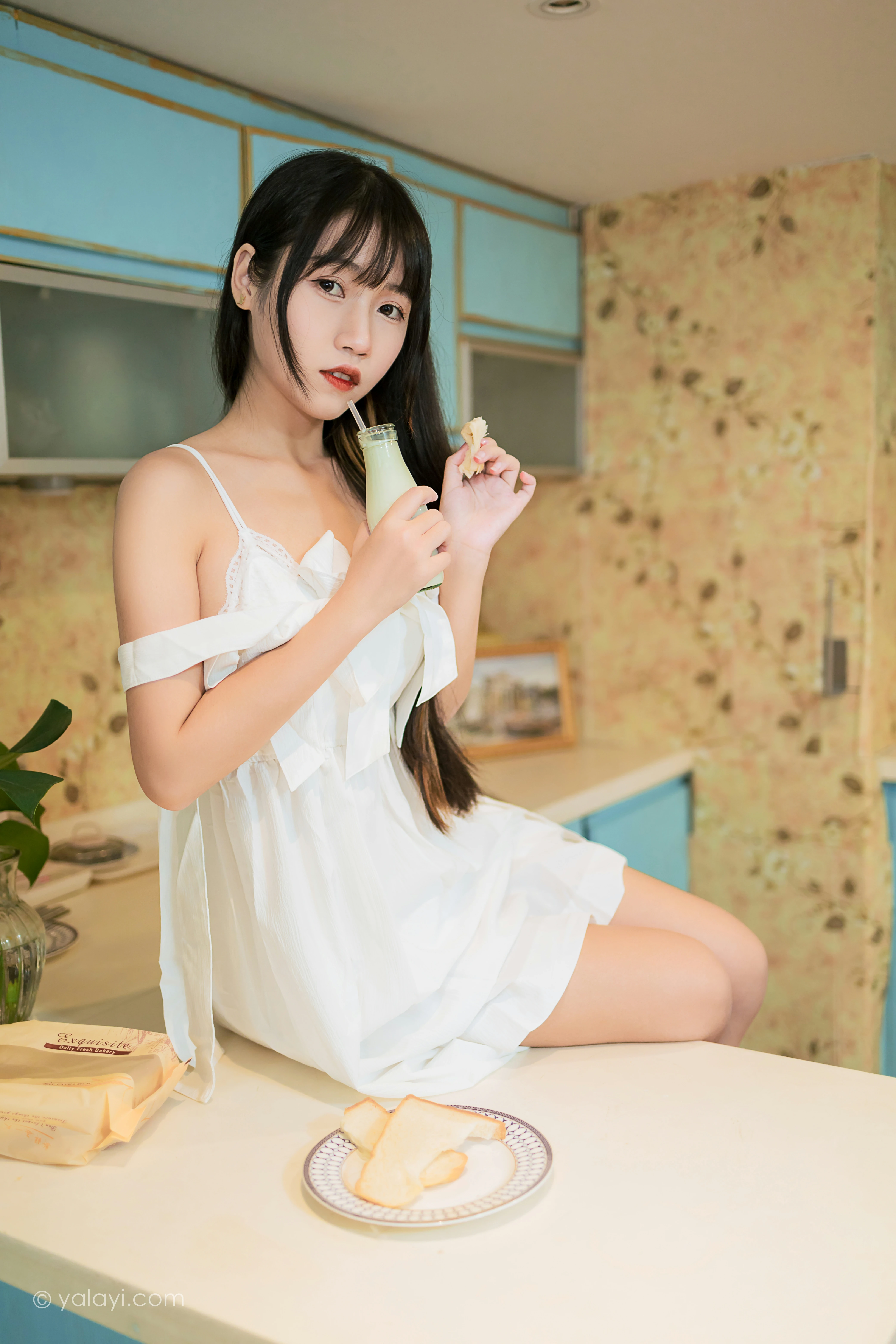 [YALAYI雅拉伊]NO.857 谁的杰作 弈思 白色吊带连衣裙居家性感写真集第3张