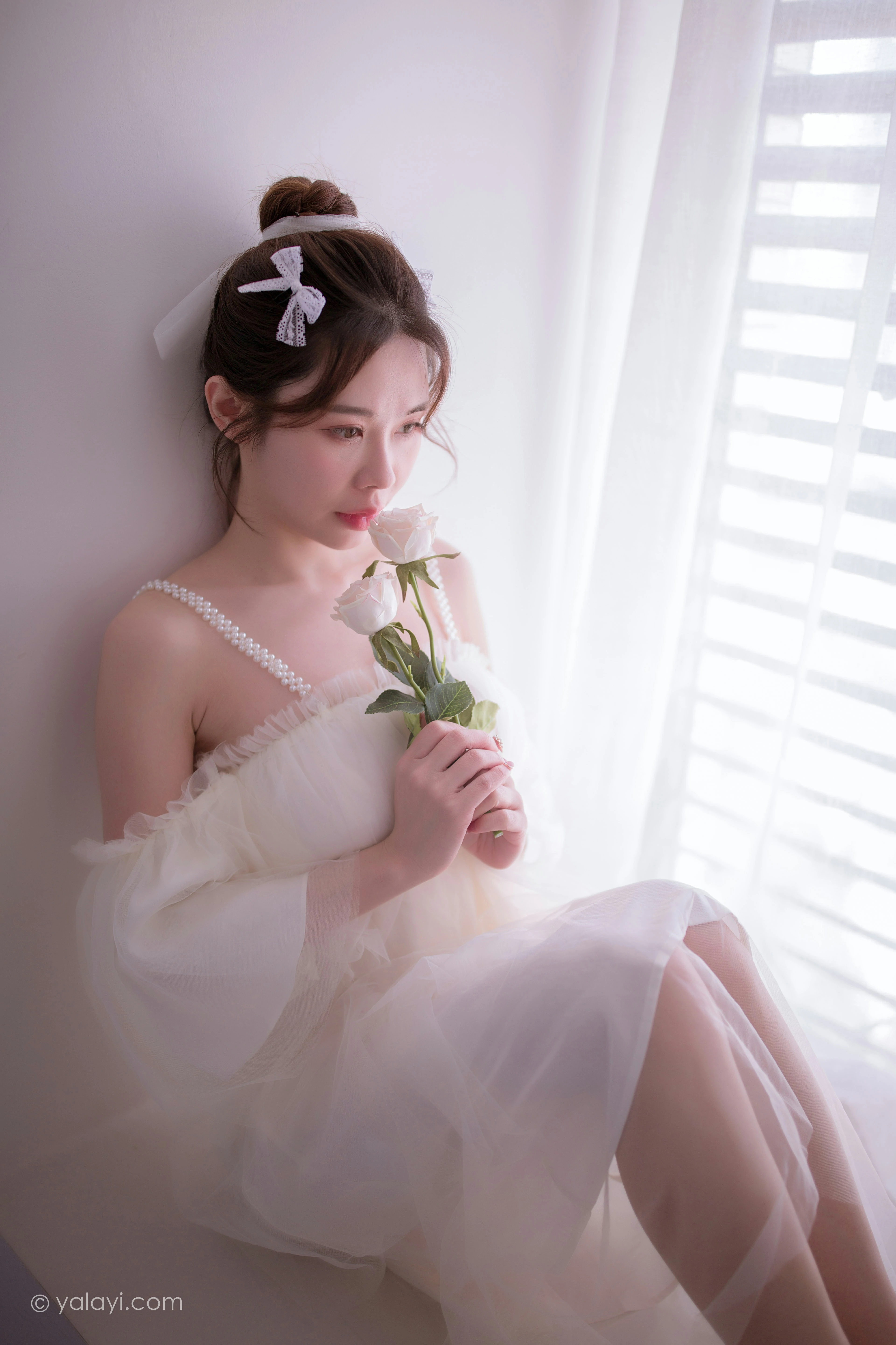 [YALAYI雅拉伊]NO.858 等待我的人 香草 白色透视吊带连衣裙居家性感写真集第1张