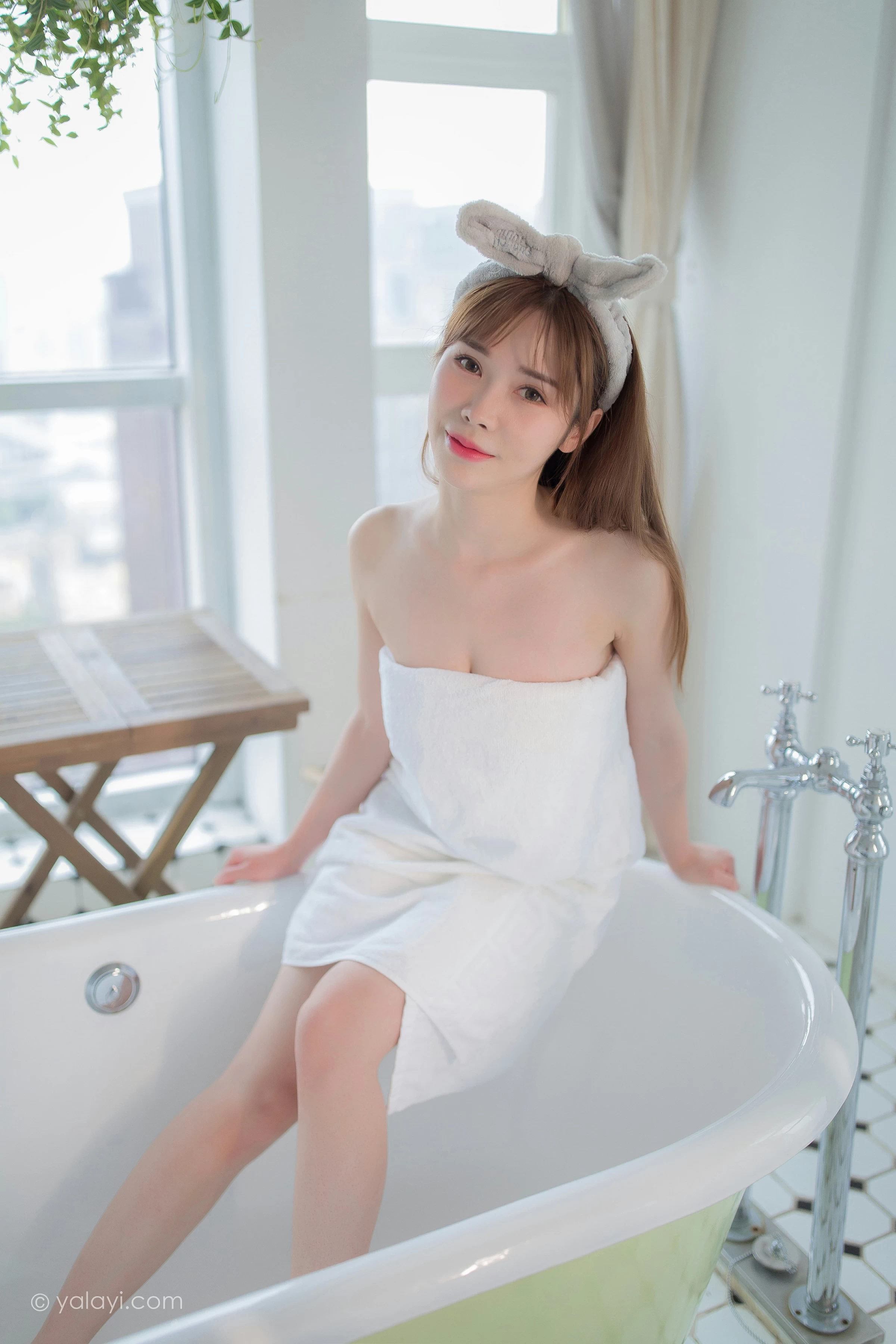 [YALAYI雅拉伊]NO.708 《沐心》 虞艺 白色浴袍居家性感私房写真集第3张