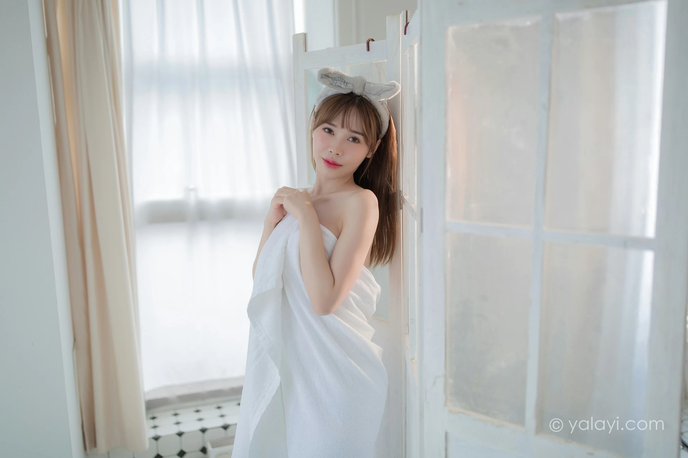 [YALAYI雅拉伊]NO.708 《沐心》 虞艺 白色浴袍居家性感私房写真集第6张