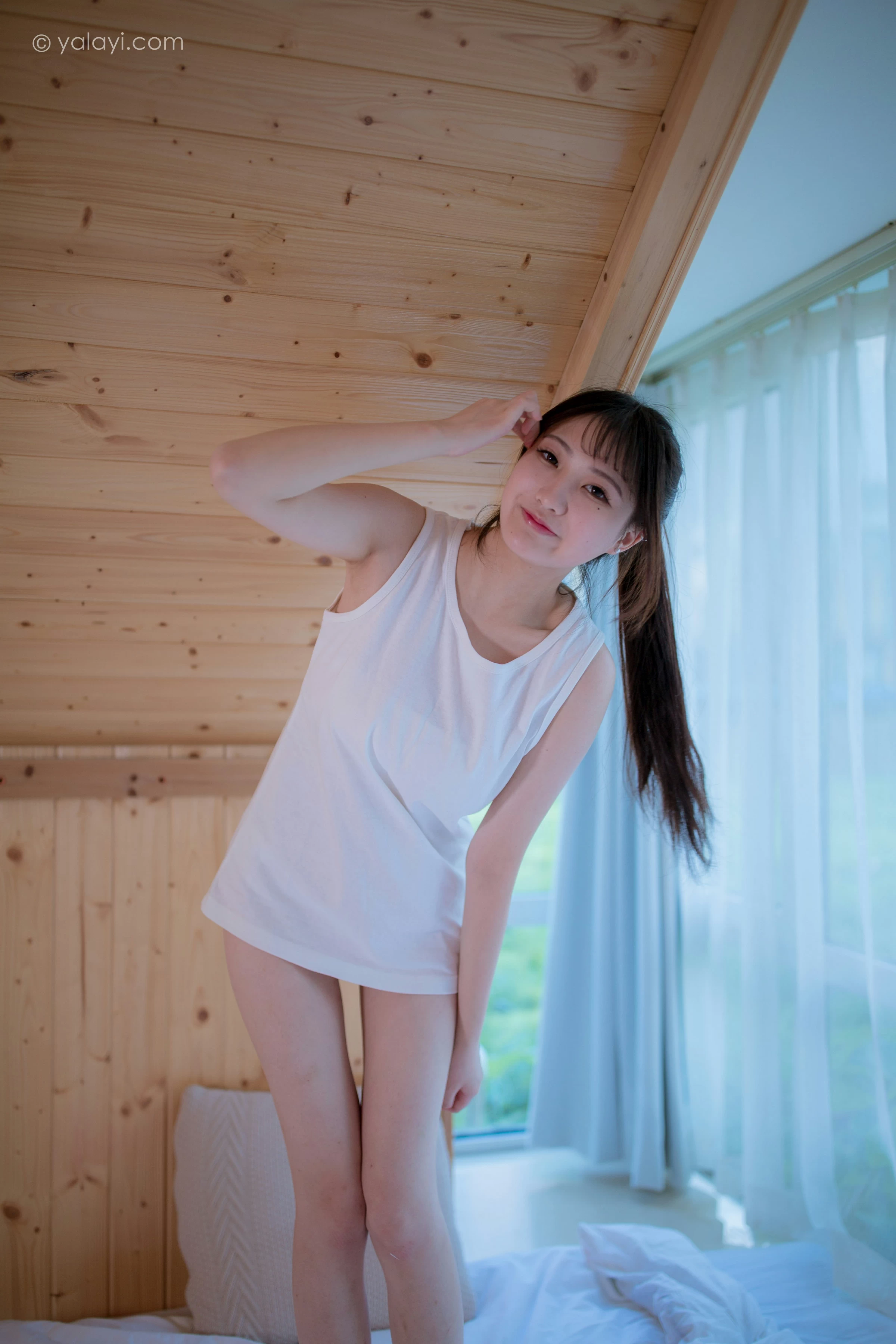 [YALAYI雅拉伊]NO.694 《木屋时光》 瓶儿 白色连身背心性感私房写真集第9张